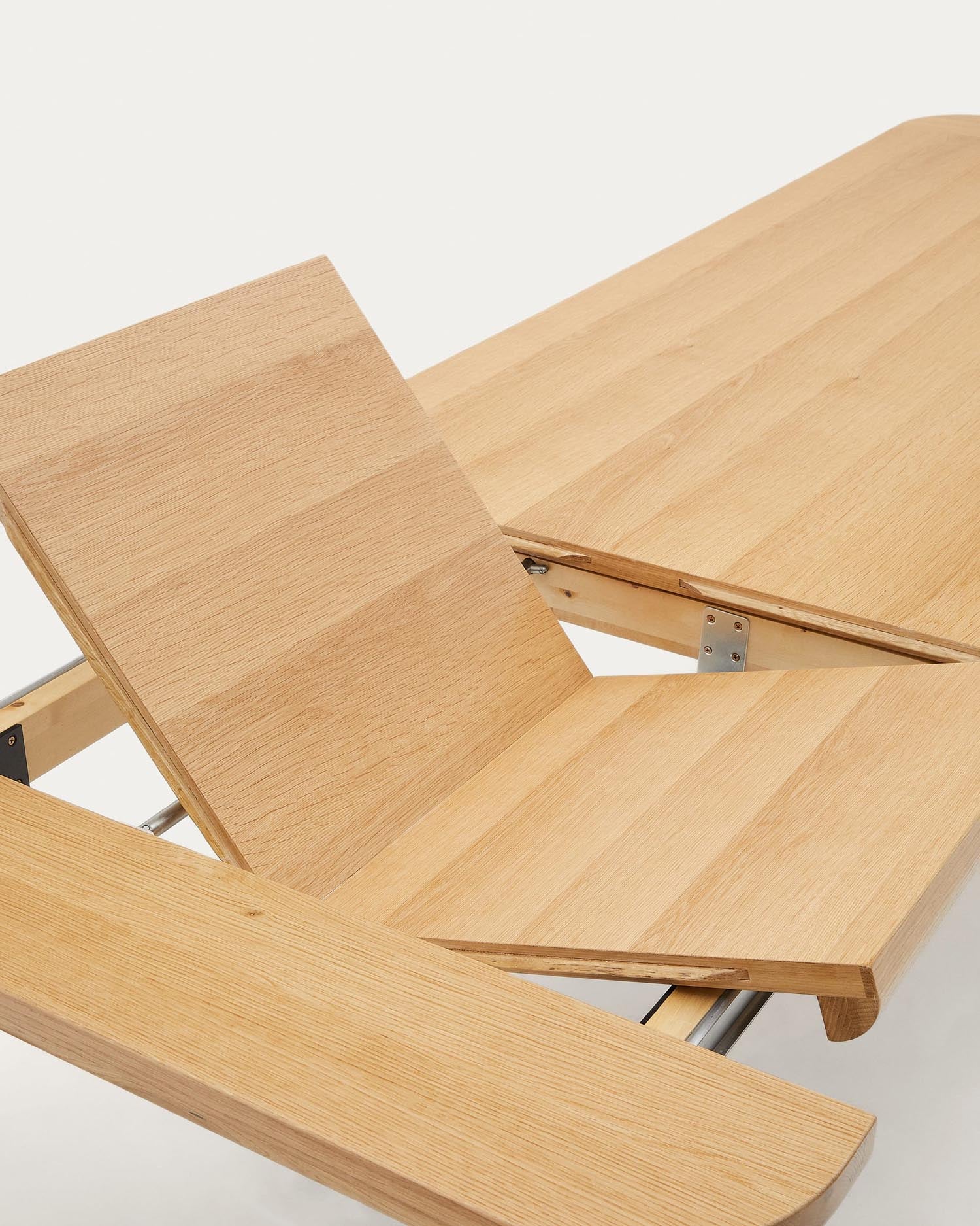 Eleganter Jondal Ausziehtisch aus FSC-zertifiziertem Eichenholz, erweiterbar von 240 auf 320 cm, perfekt für stilvolle Räume.
