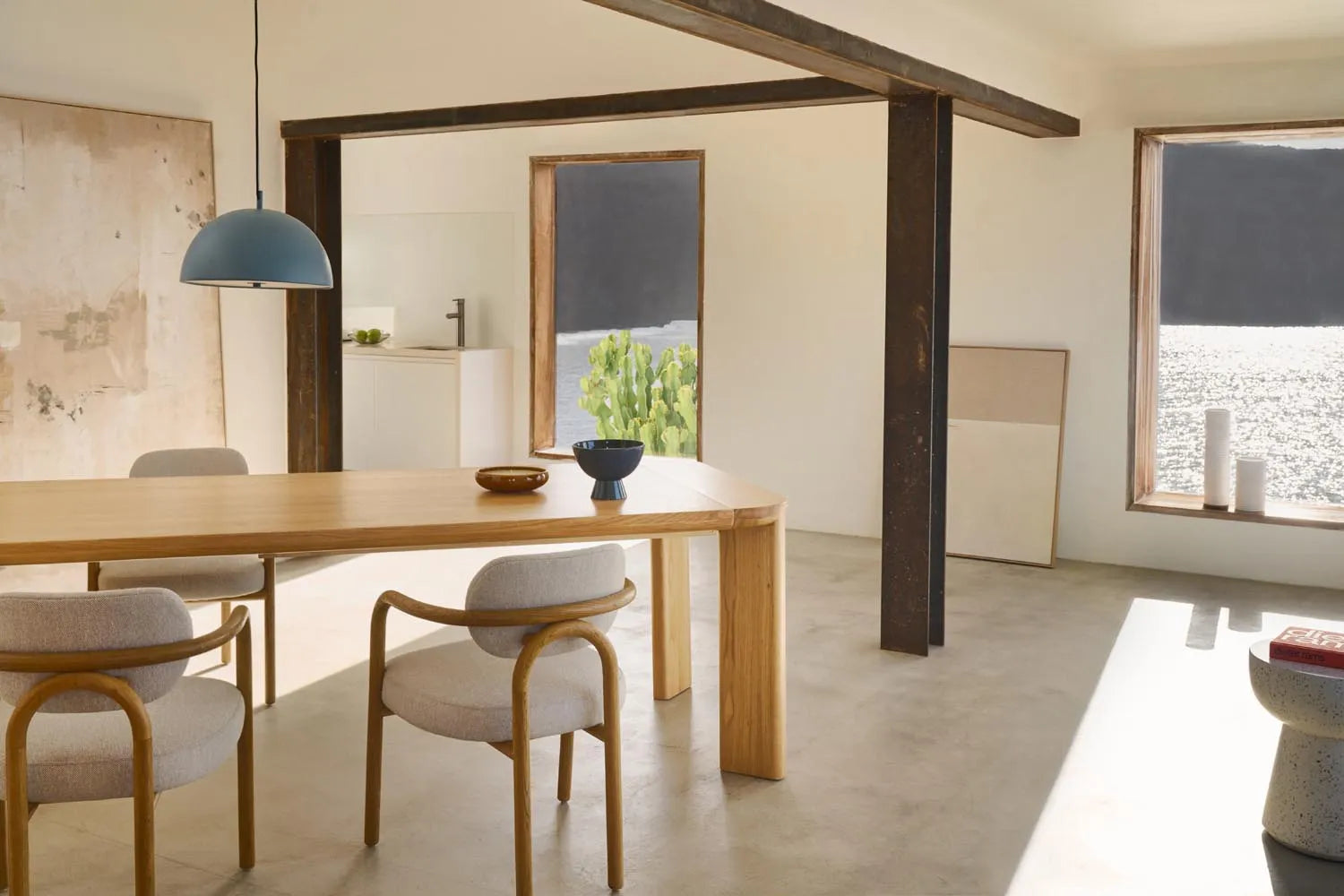 Eleganter Jondal Tisch aus FSC-zertifiziertem Eichenholz, ausziehbar von 240 auf 320 cm, perfekt für stilvolle Essbereiche.