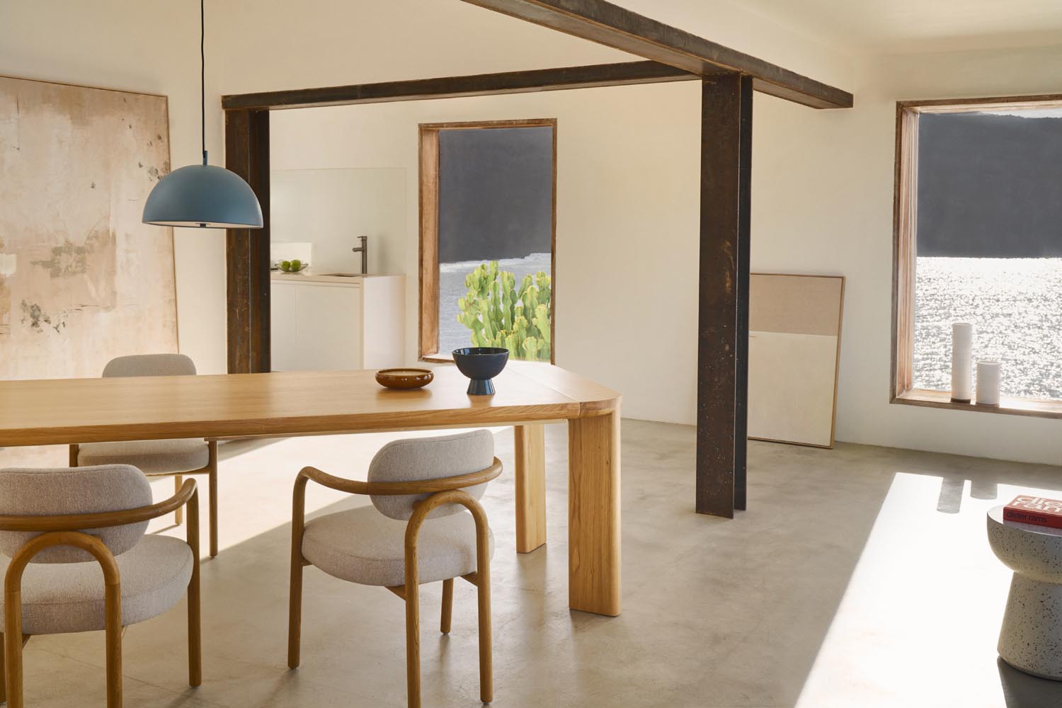 Eleganter Jondal Ausziehtisch aus FSC-zertifiziertem Massivholz und Eichenfurnier, erweiterbar von 240 auf 320 cm.