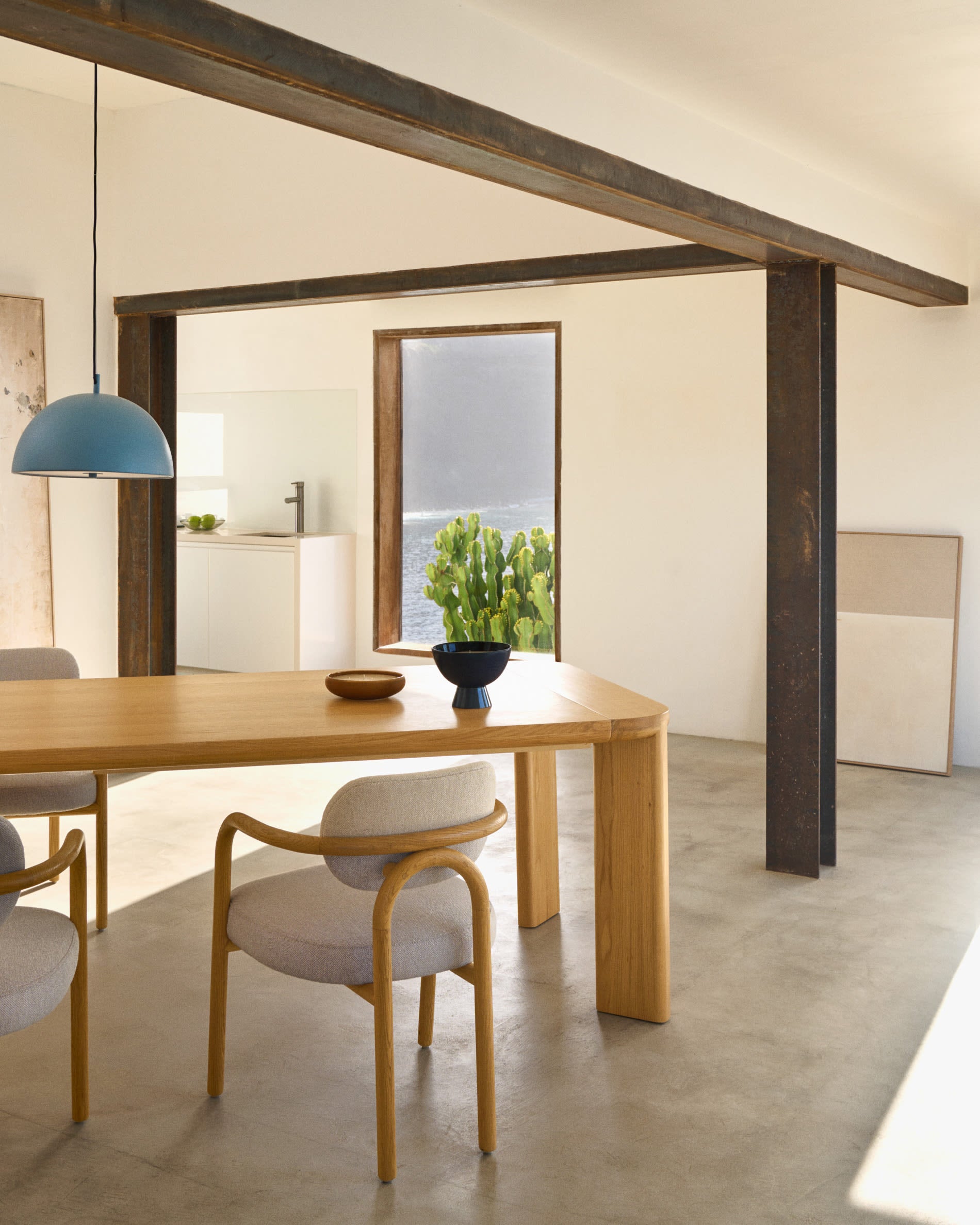 Stilvoller Jondal Tisch aus FSC-zertifiziertem Holz, ausziehbar von 240 auf 320 cm, ideal für große Räume.