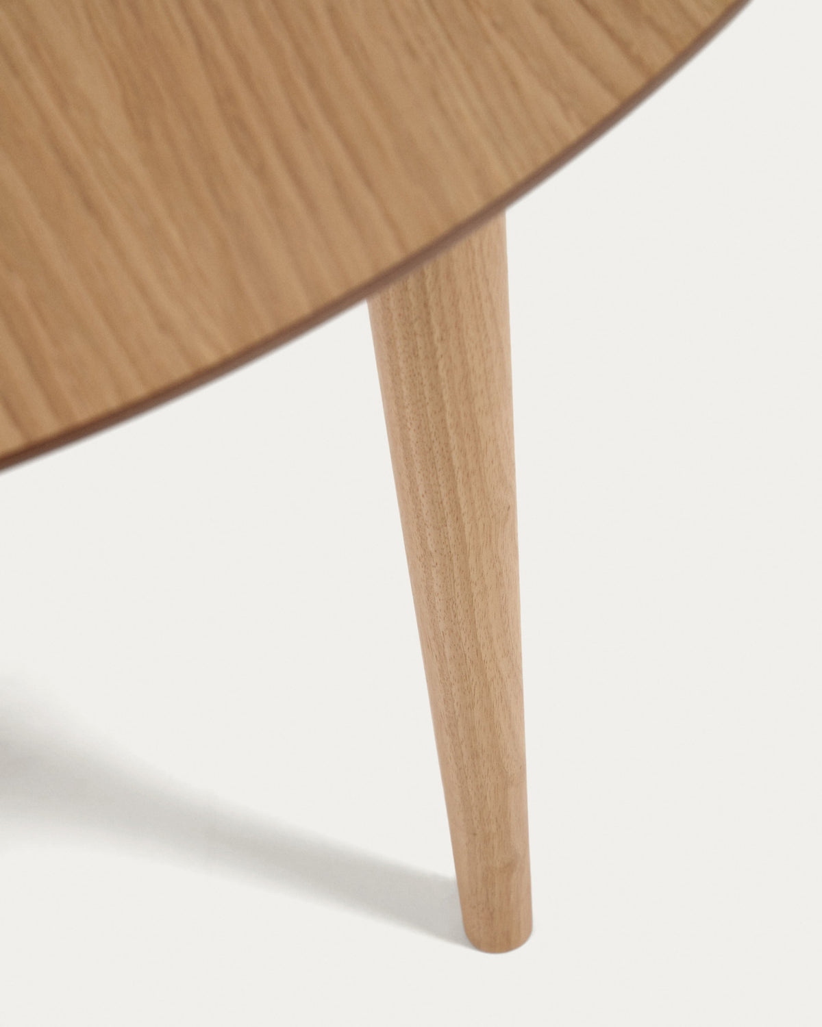Runder Ausziehtisch Oqui MDF mit Eichenfurnier und Beinen aus Massivholz 90 (170) x 90 cm in Natur präsentiert im Onlineshop von KAQTU Design AG. Esstisch ist von Kave Home