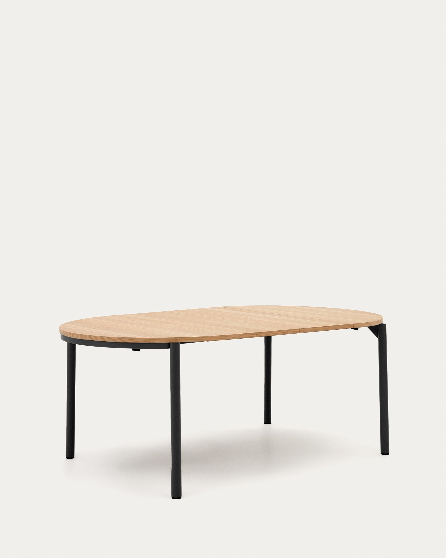 Moderner runder Ausziehtisch mit Eichenfurnier und schwarzen Stahlbeinen, Ø 120-200 cm, ideal für stilvolle Essbereiche.