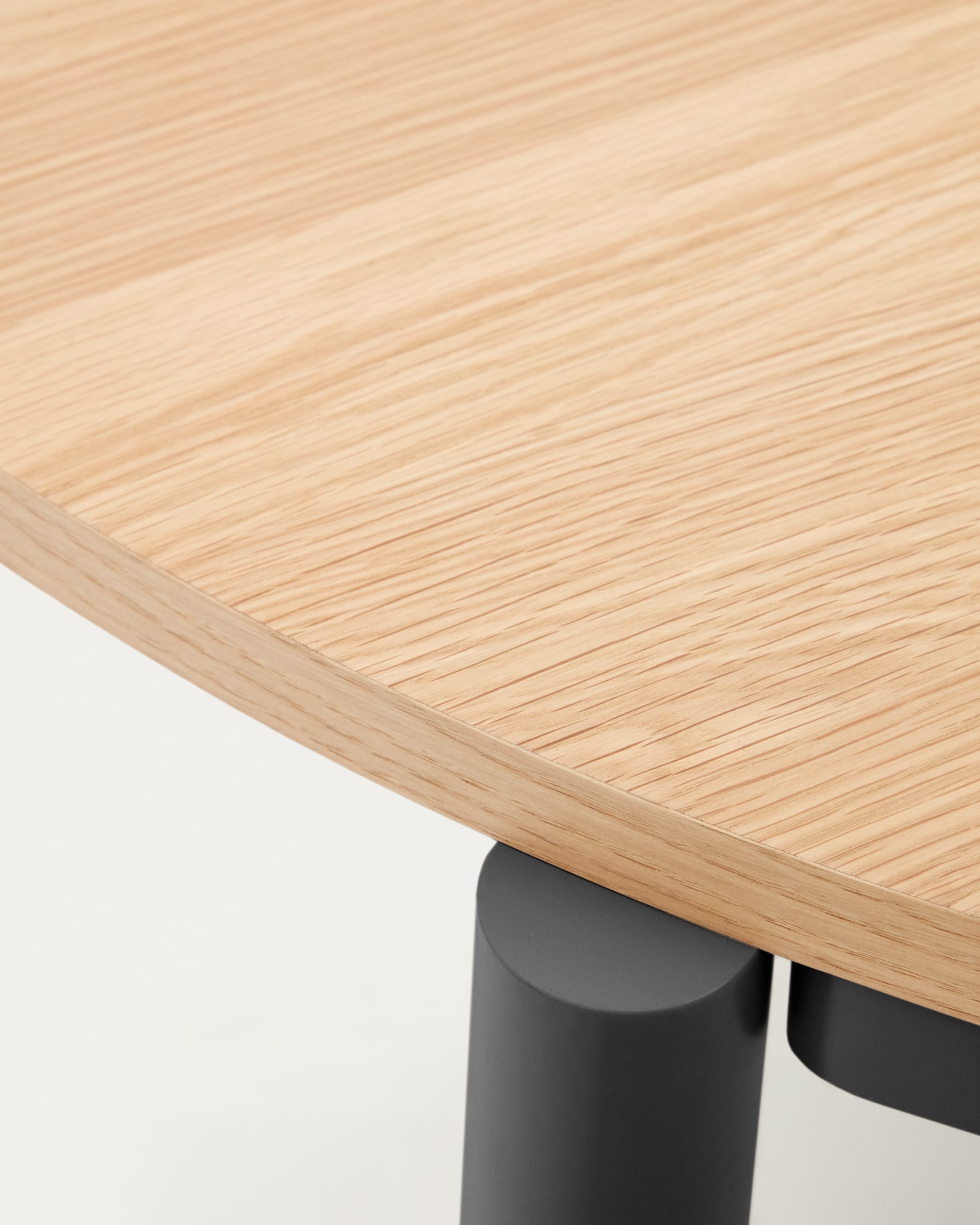 Eleganter runder Ausziehtisch mit Eichenfurnier und schwarzen Stahlbeinen, Ø 120-200 cm, perfekt für moderne Esszimmer.