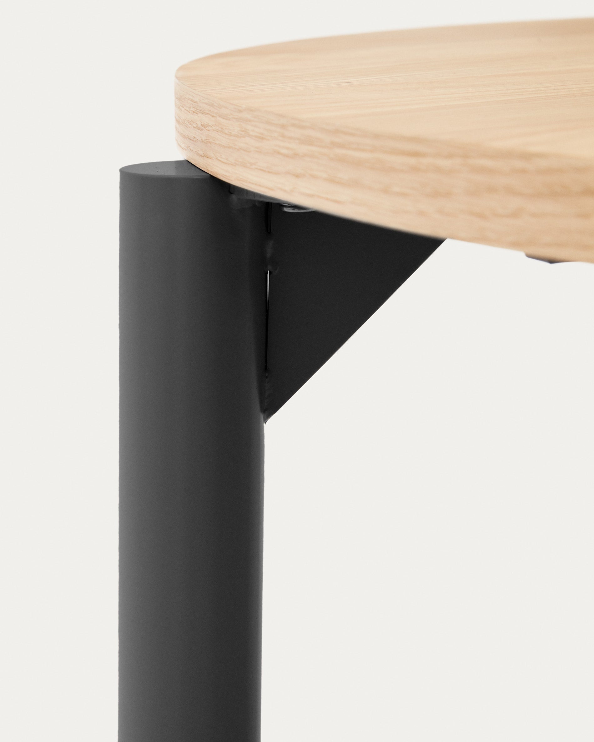 Moderner runder Ausziehtisch mit Eichenfurnier und schwarzen Stahlbeinen, Ø 120-200 cm, ideal für stilvolle Essbereiche.
