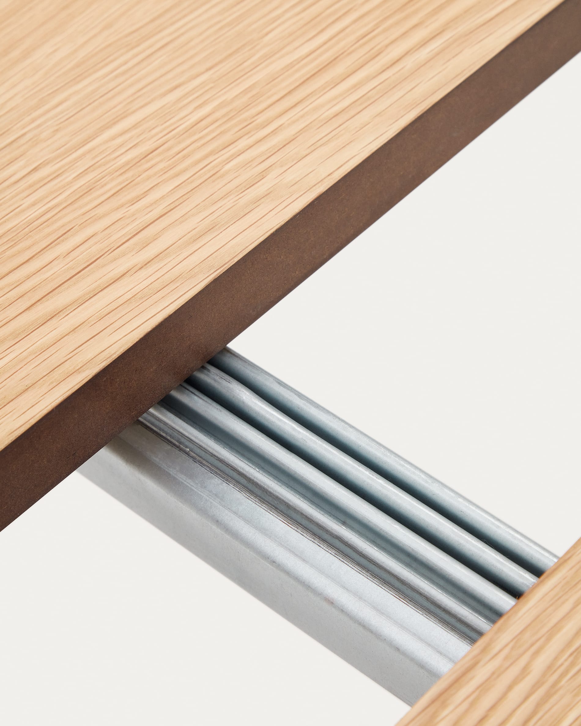Moderner runder Ausziehtisch mit Eichenfurnier und schwarzen Stahlbeinen, Ø 120-200 cm, ideal für stilvolle Essbereiche.