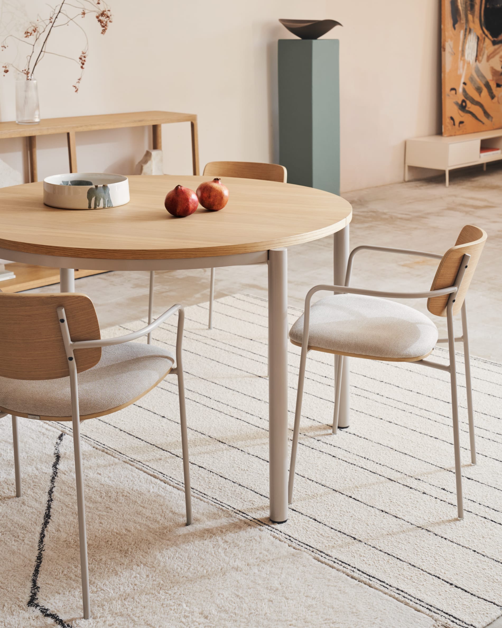 Eleganter runder Ausziehtisch mit Eichenfurnier und schwarzen Stahlbeinen, Ø 120-200 cm, perfekt für moderne Esszimmer.