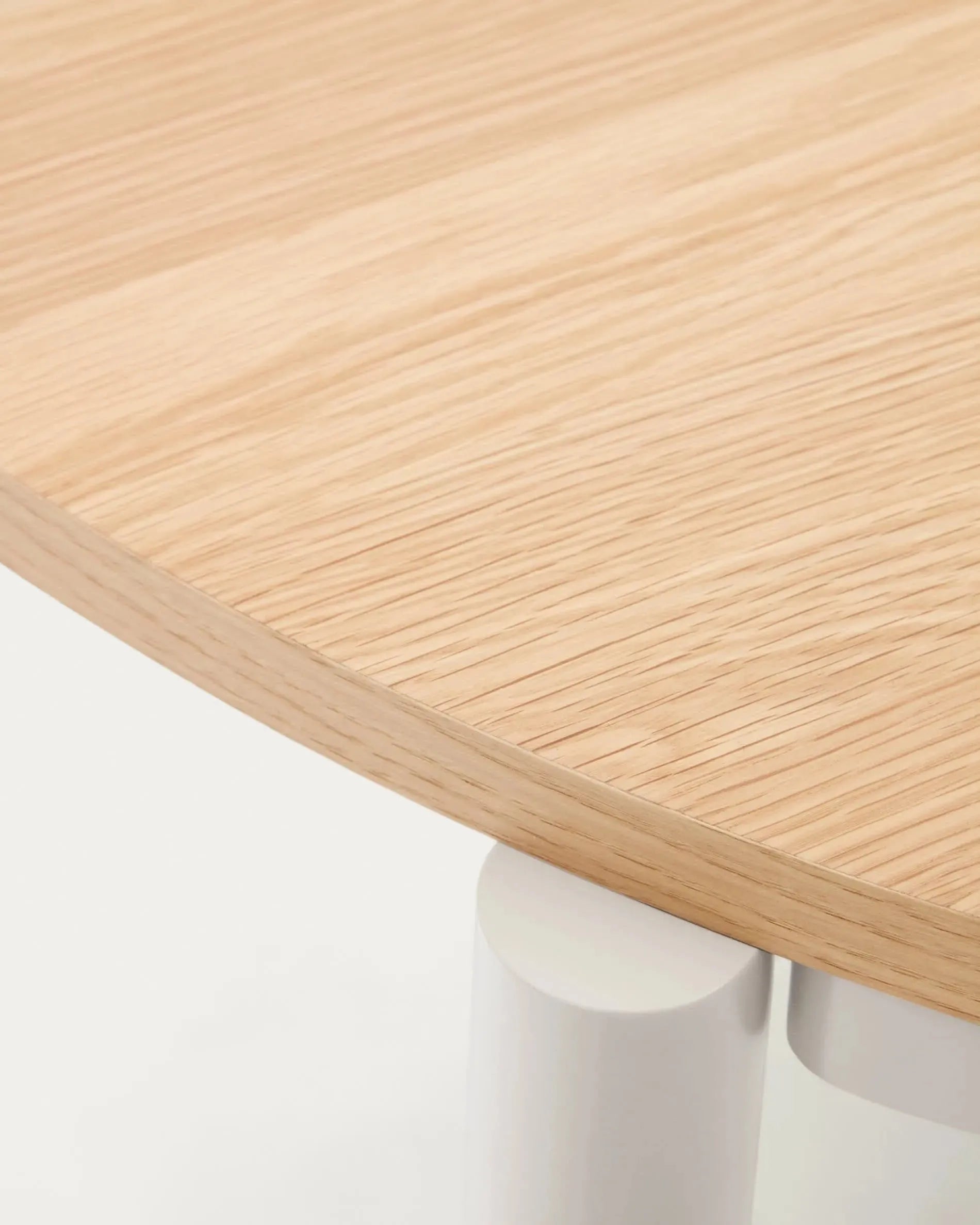 Eleganter runder Ausziehtisch mit Eichenfurnier und grauen Stahlbeinen, Ø 120-200 cm, perfekt für moderne Esszimmer.