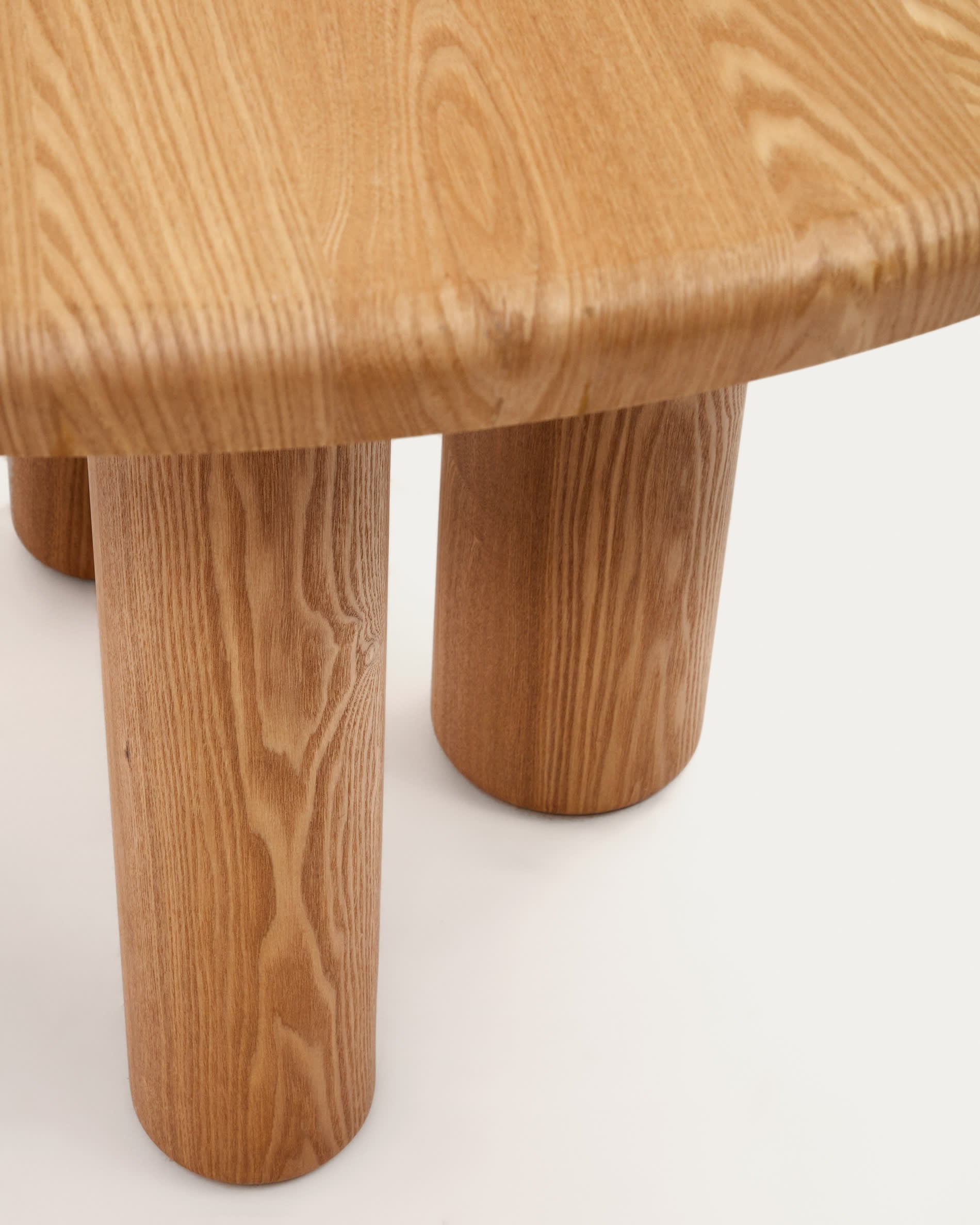 Eleganter runder Tisch aus Eschenfurnier mit natürlichem Finish, Ø 120 cm. Ideal für gesellige Runden und stilvolle Einrichtung. Hochwertig und nachhaltig.