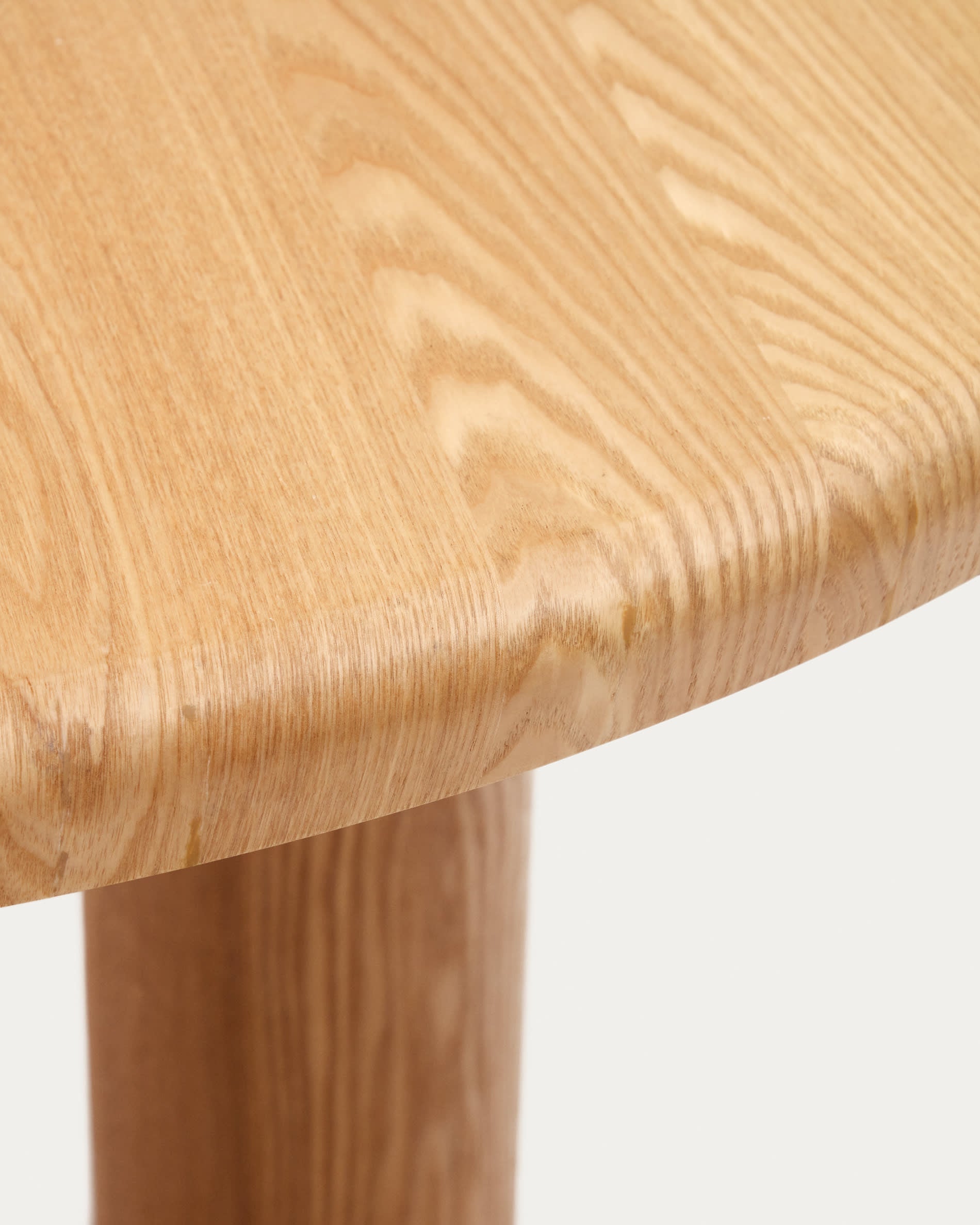 Runder Eschenfurnier-Tisch Ø 120 cm, natürliches Finish, modernes Design, perfekt für stilvolle Wohn- und Essbereiche.
