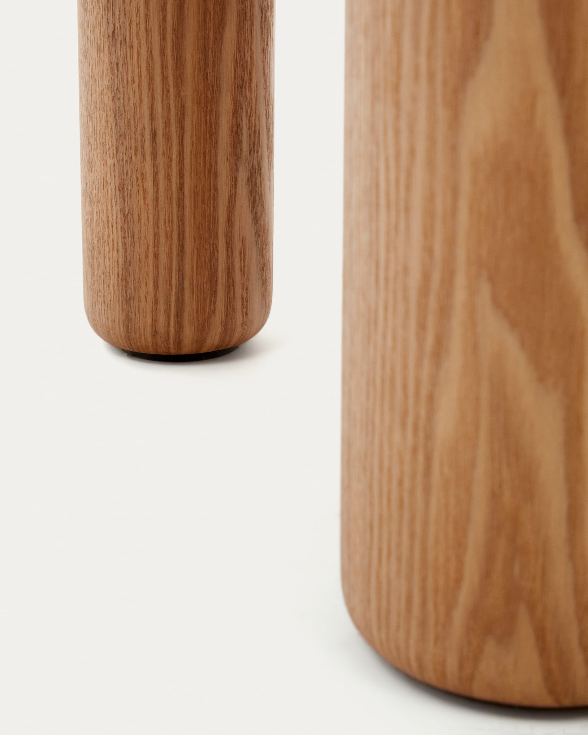 Runder Eschenfurnier-Tisch Ø 120 cm, natürliches Finish, modernes Design, perfekt für stilvolle Wohn- und Essbereiche.