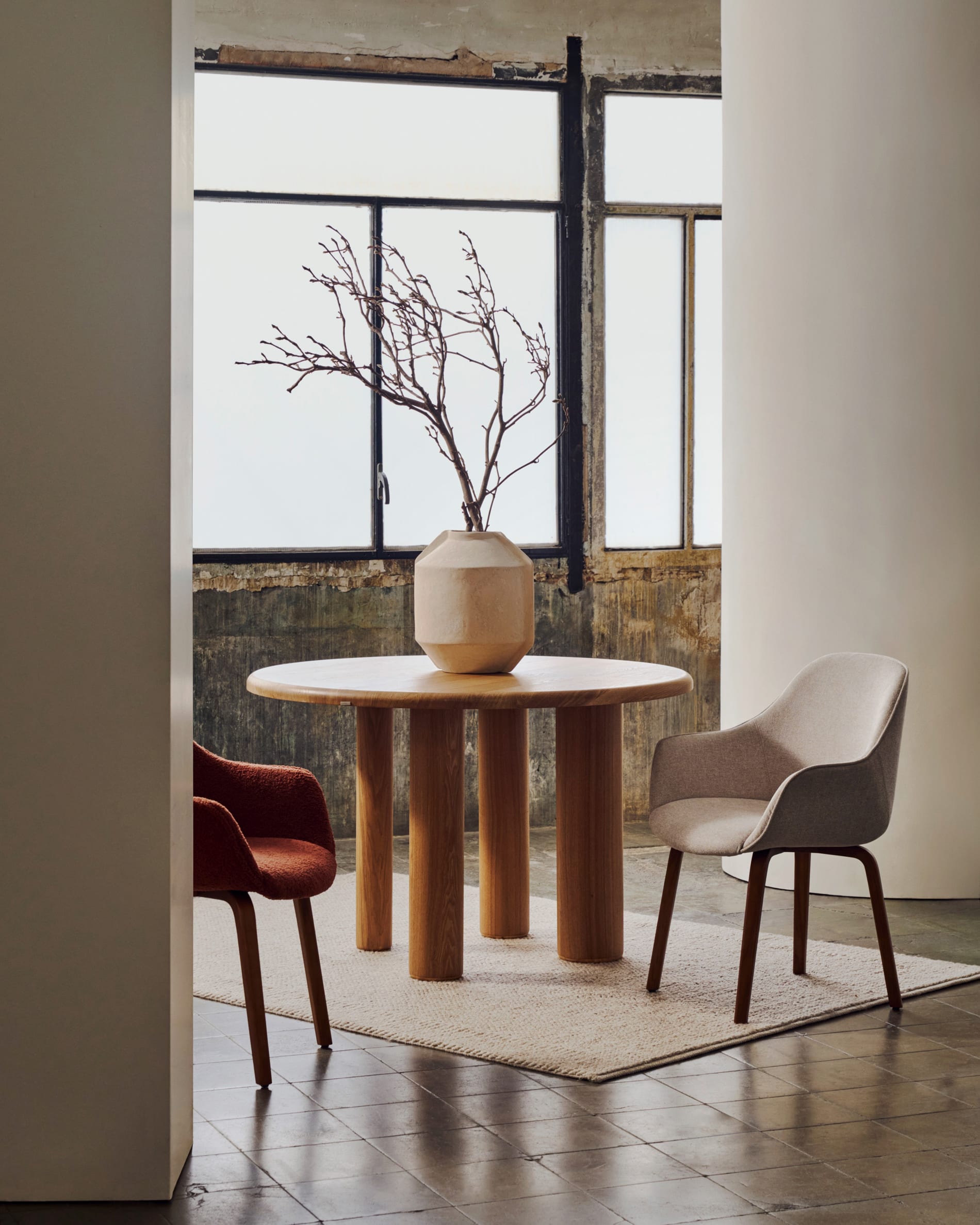 Runder Eschenfurnier-Tisch, Ø 120 cm, natürliches Finish, stilvoll und modern, ideal für Esszimmer oder Wohnzimmer.
