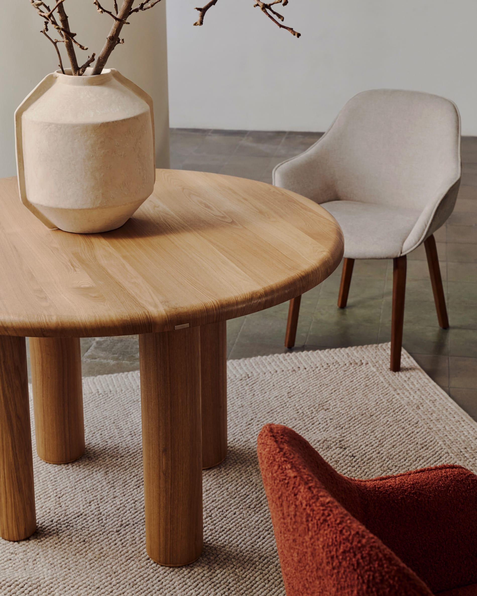 Runder Tisch aus Eschenfurnier, Ø 120 cm, mit natürlichem Finish, perfekt für moderne Wohn- und Essbereiche, stilvoll und elegant.