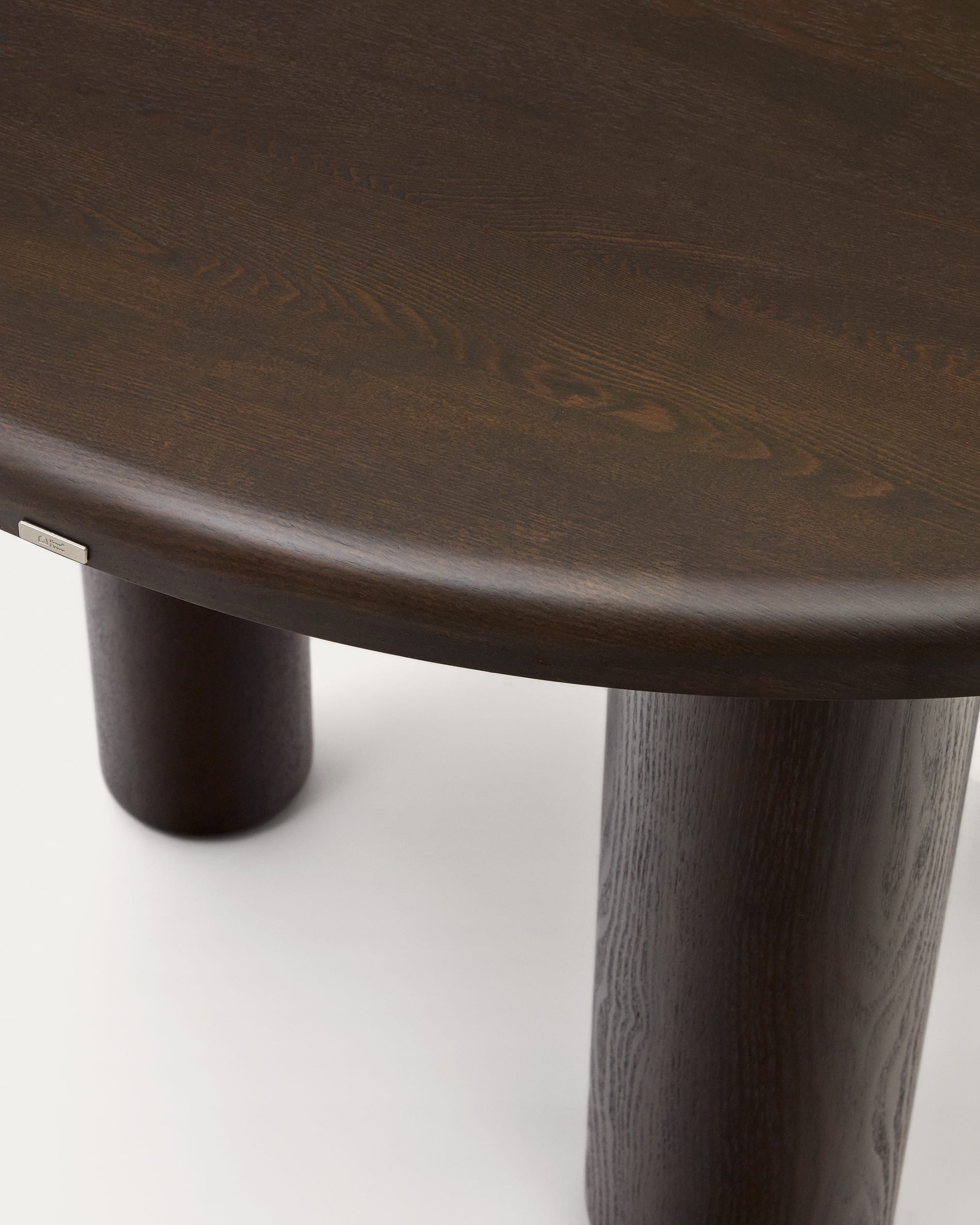 Runder Eschenfurnier-Tisch mit dunklem Finish, Ø 120 cm, perfekt für stilvolle Esszimmer und moderne Wohnräume.