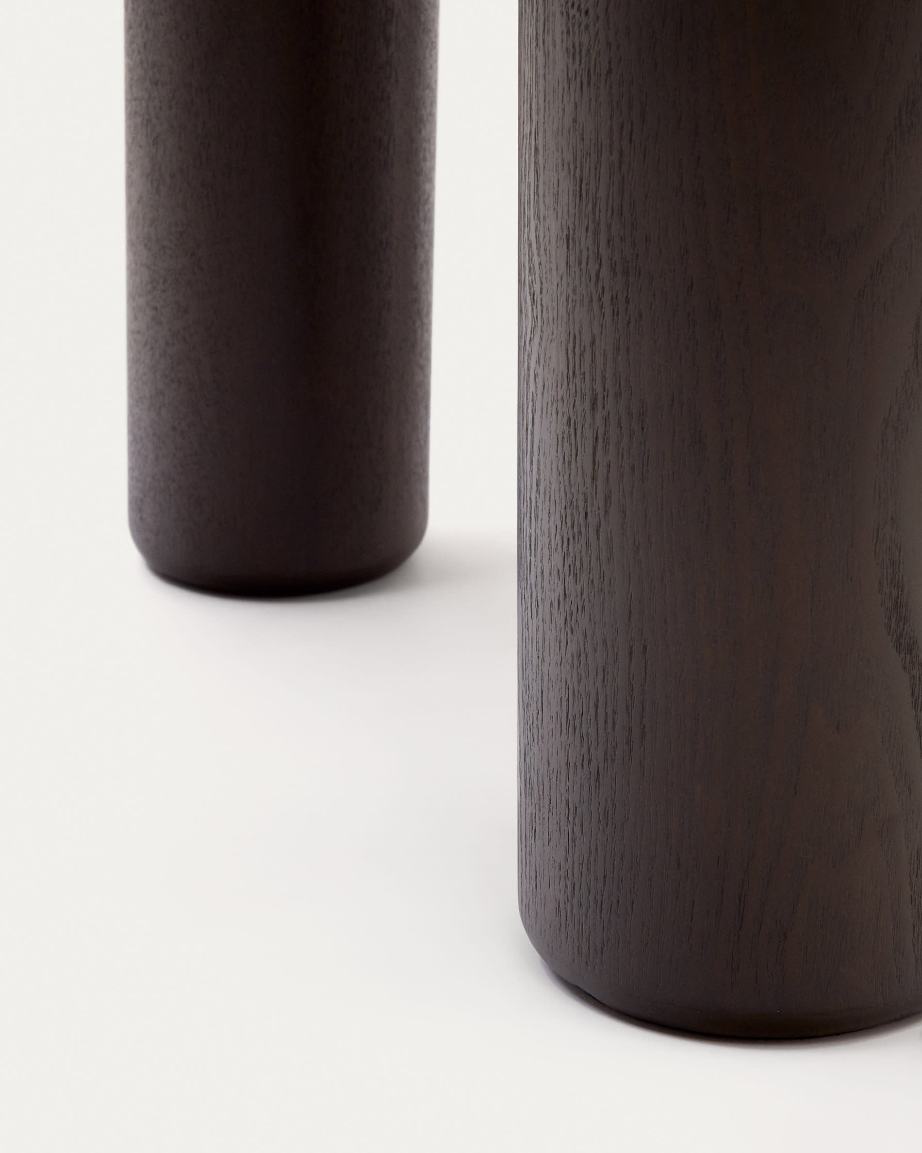Runder Eschenfurnier-Tisch mit dunklem Finish, Ø 120 cm, perfekt für stilvolle Esszimmer und moderne Wohnräume.