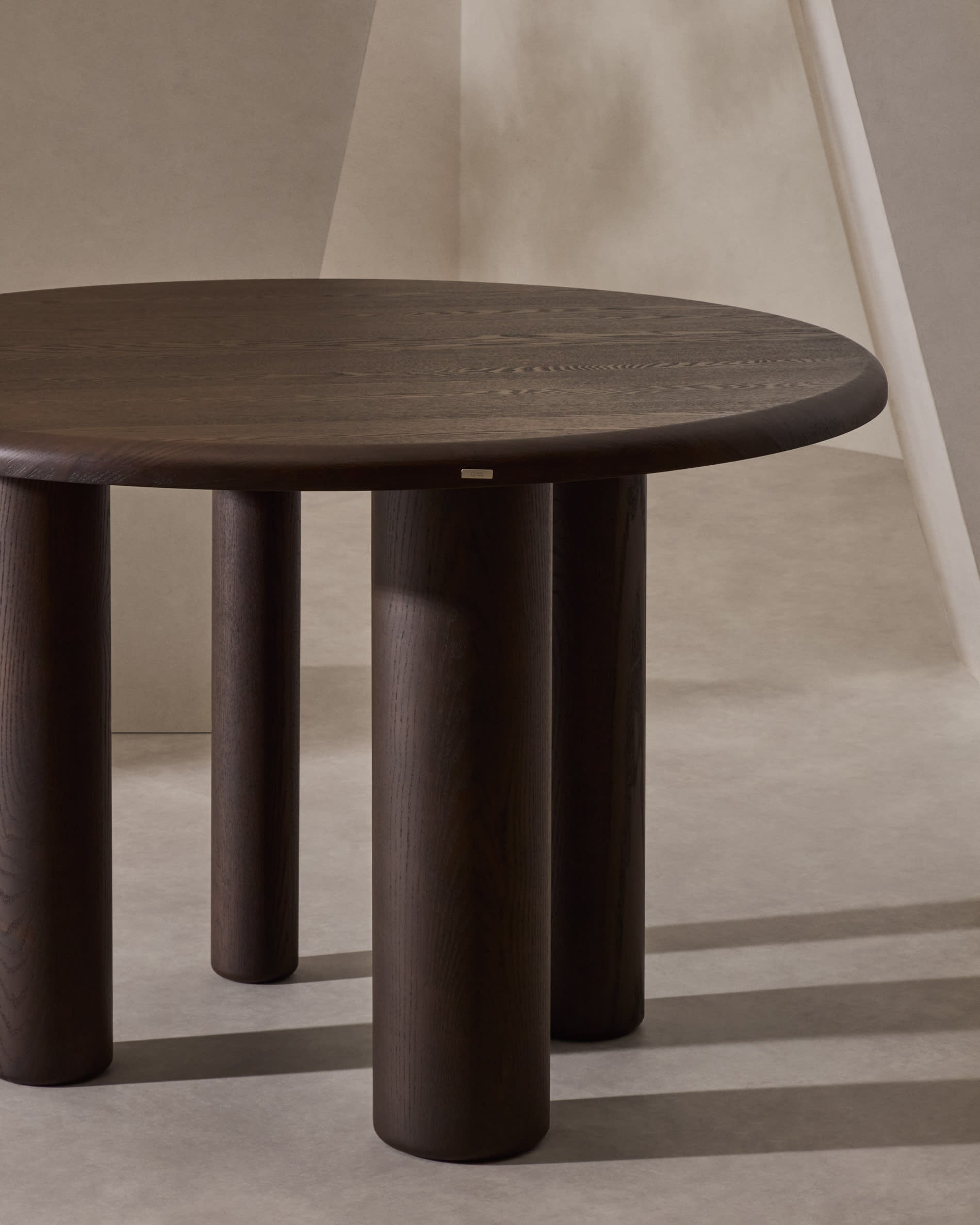 Moderner runder Tisch aus Eschenfurnier mit edlem dunklem Finish, 120 cm Durchmesser, perfekt für zeitgemäße Wohnräume.