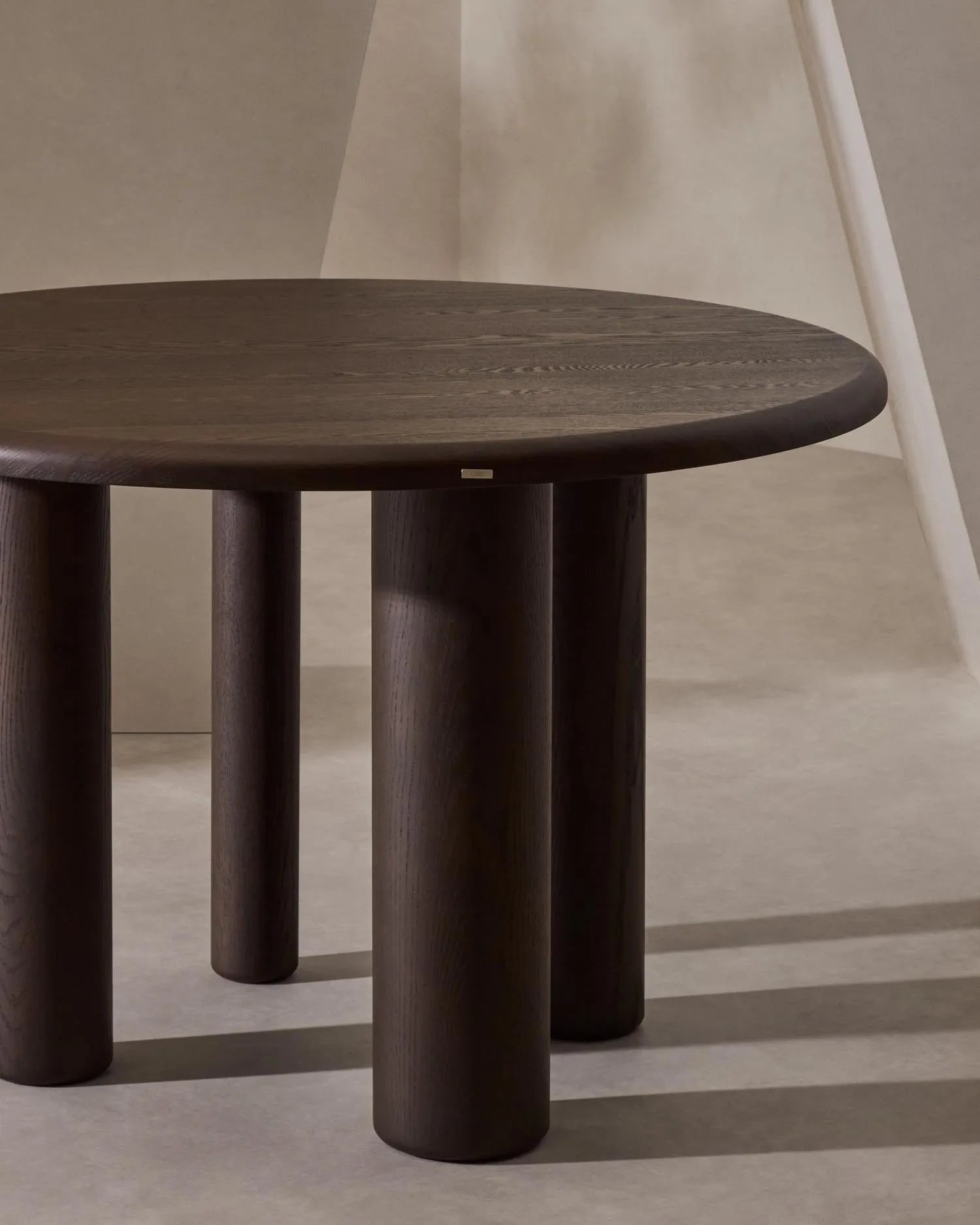 Eleganter runder Tisch aus Eschenfurnier mit dunklem Finish, 120 cm Durchmesser, ideal für moderne und stilvolle Wohnräume.