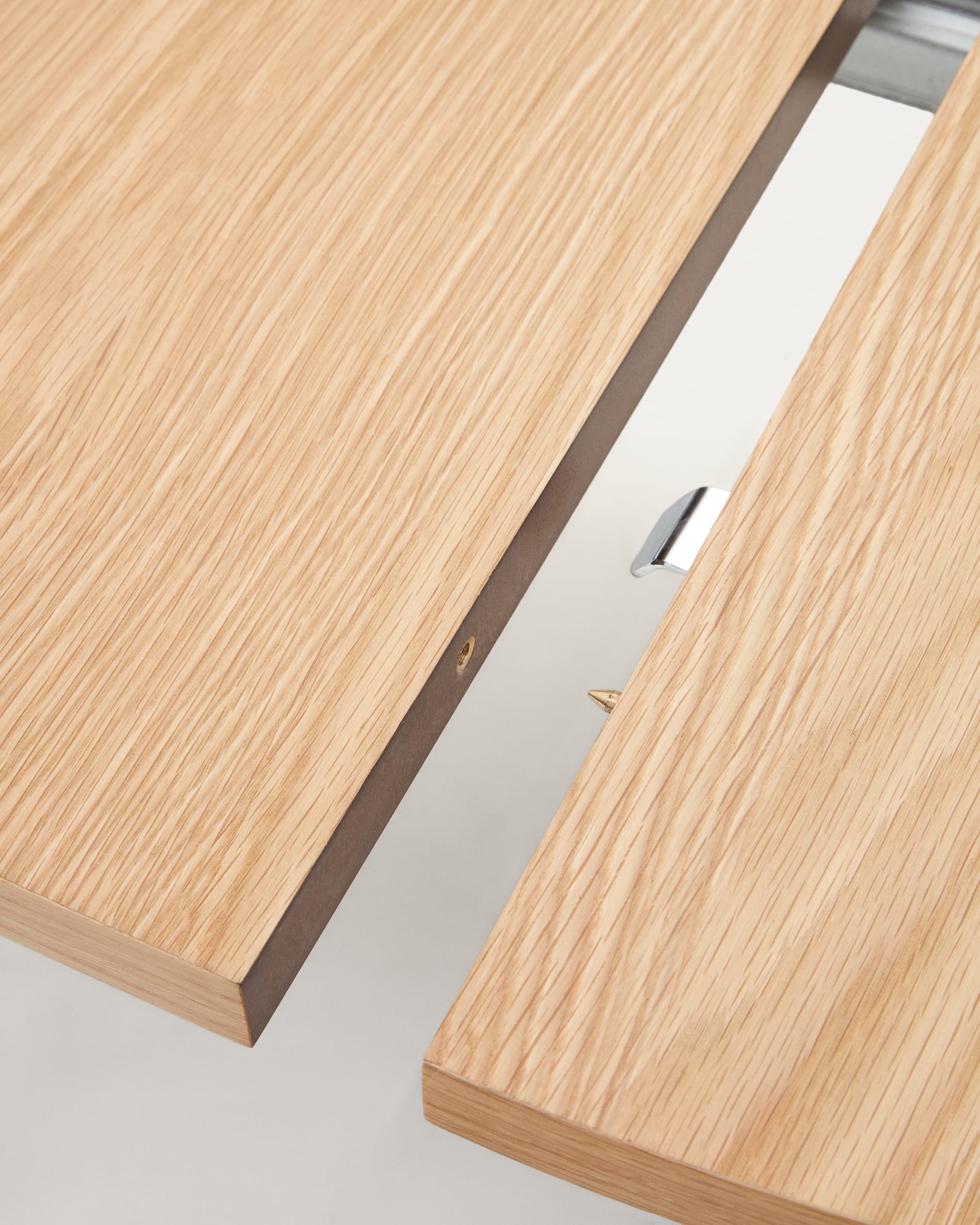 Runder Ausziehtisch Montuiri, Eichenfurnier, graue Stahlbeine, Ø90-170 cm, modernes Design für elegante Essbereiche.
