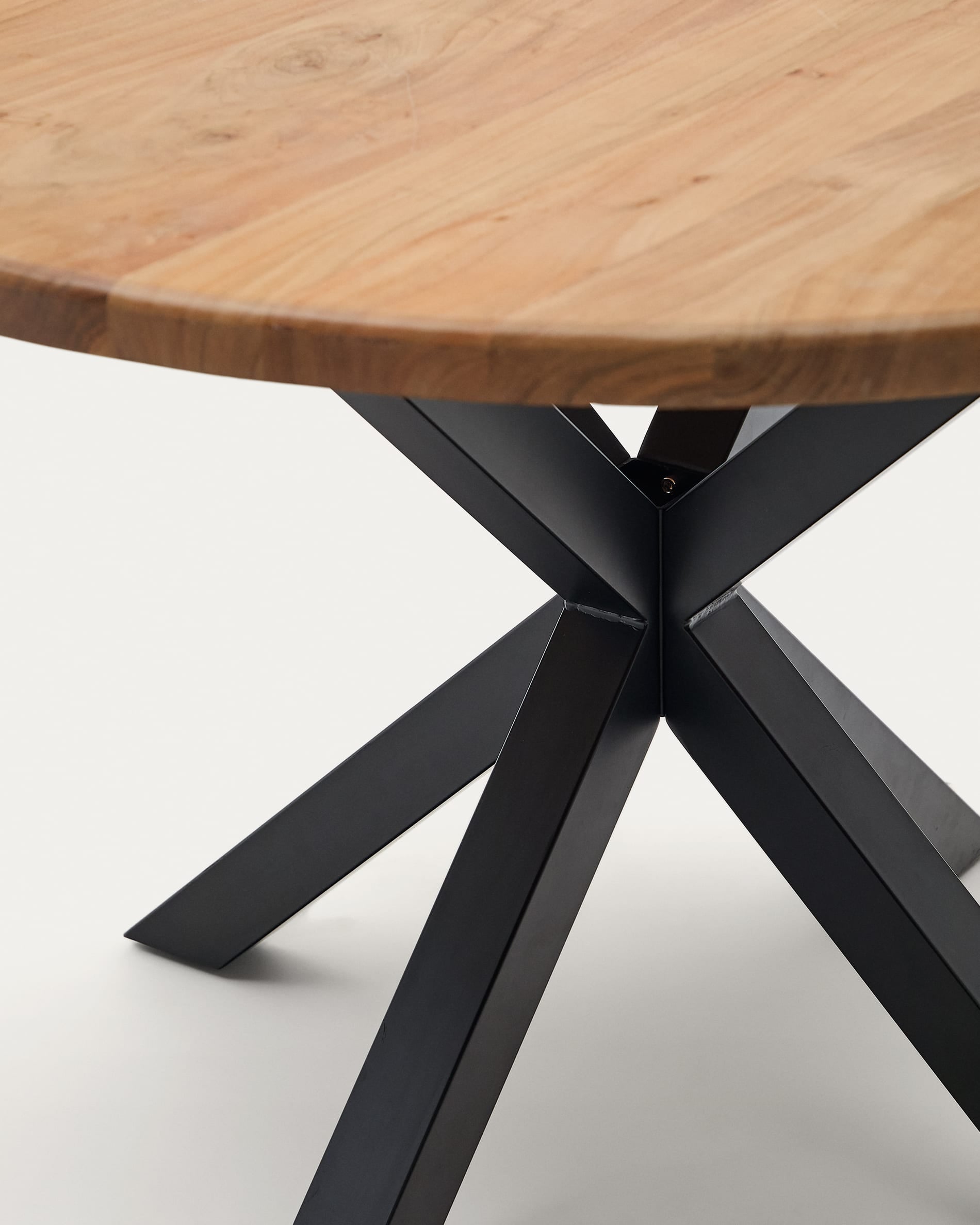Massiver runder Tisch aus Akazienholz mit stabilen Stahlbeinen in Schwarz, Ø 120 cm – ideal für gesellige Runden und stilvolle Einrichtung.