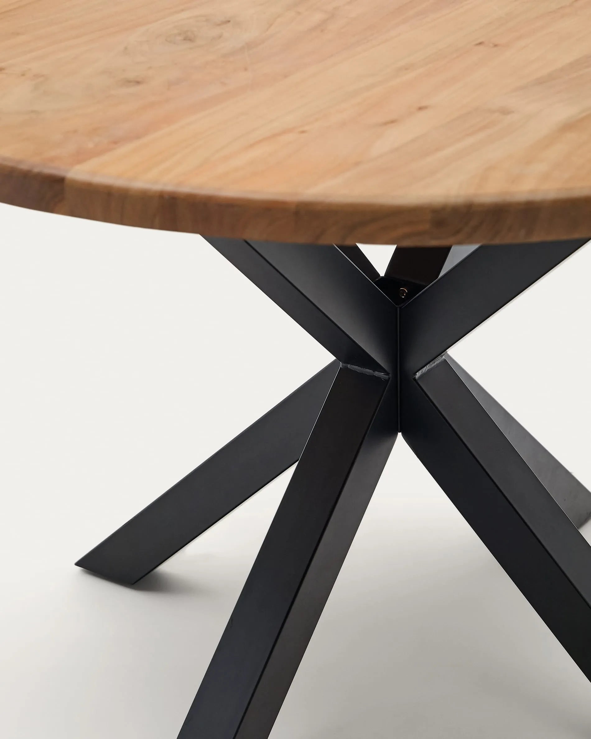 Runder Tisch Argo aus Akazienholz mit schwarzen Stahlbeinen, Ø 120 cm, modern und langlebig, ideal für stilvolle Essbereiche.