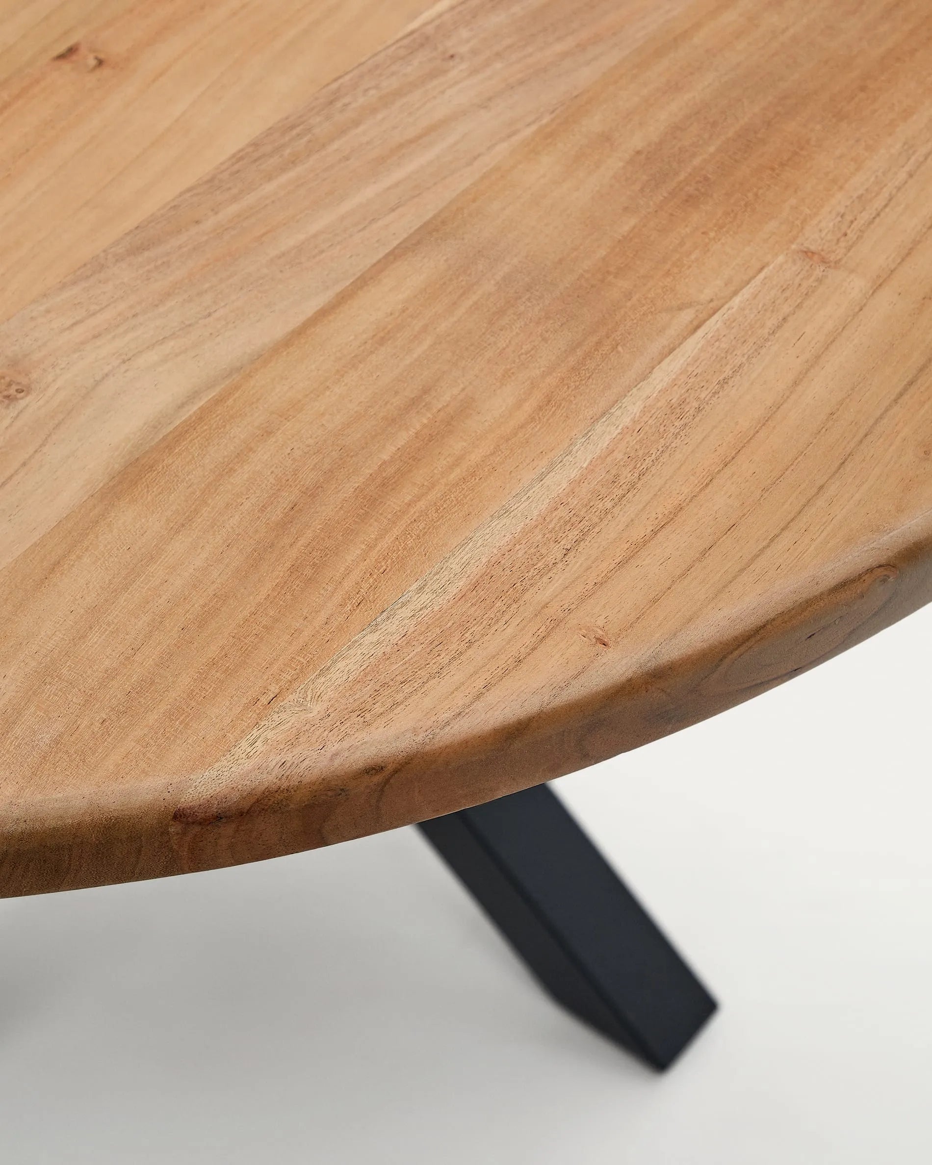 Moderner runder Tisch Argo aus massivem Akazienholz mit schwarzen Stahlbeinen, Ø 120 cm, perfekt für stilvolle Wohnräume.