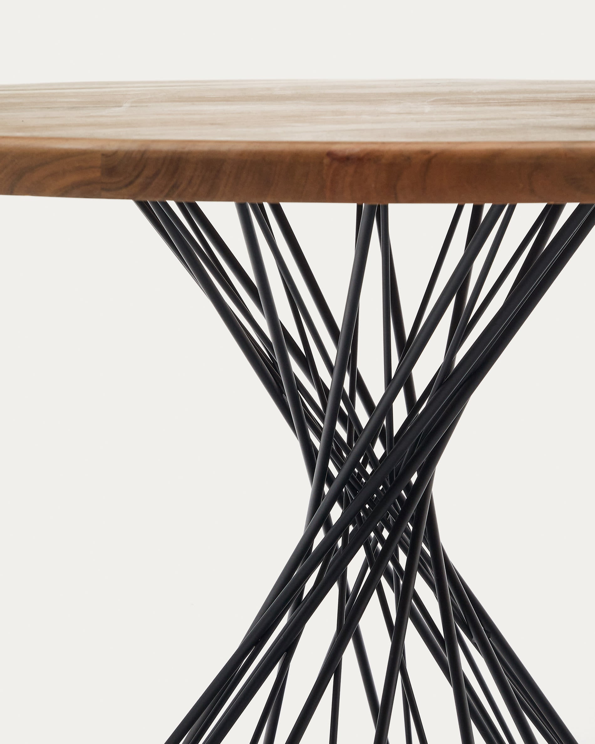 Der Niut runde Tisch aus robustem Akazienholz mit schwarzen Stahlbeinen vereint Funktionalität und modernes Design. Perfekt für gesellige Runden!