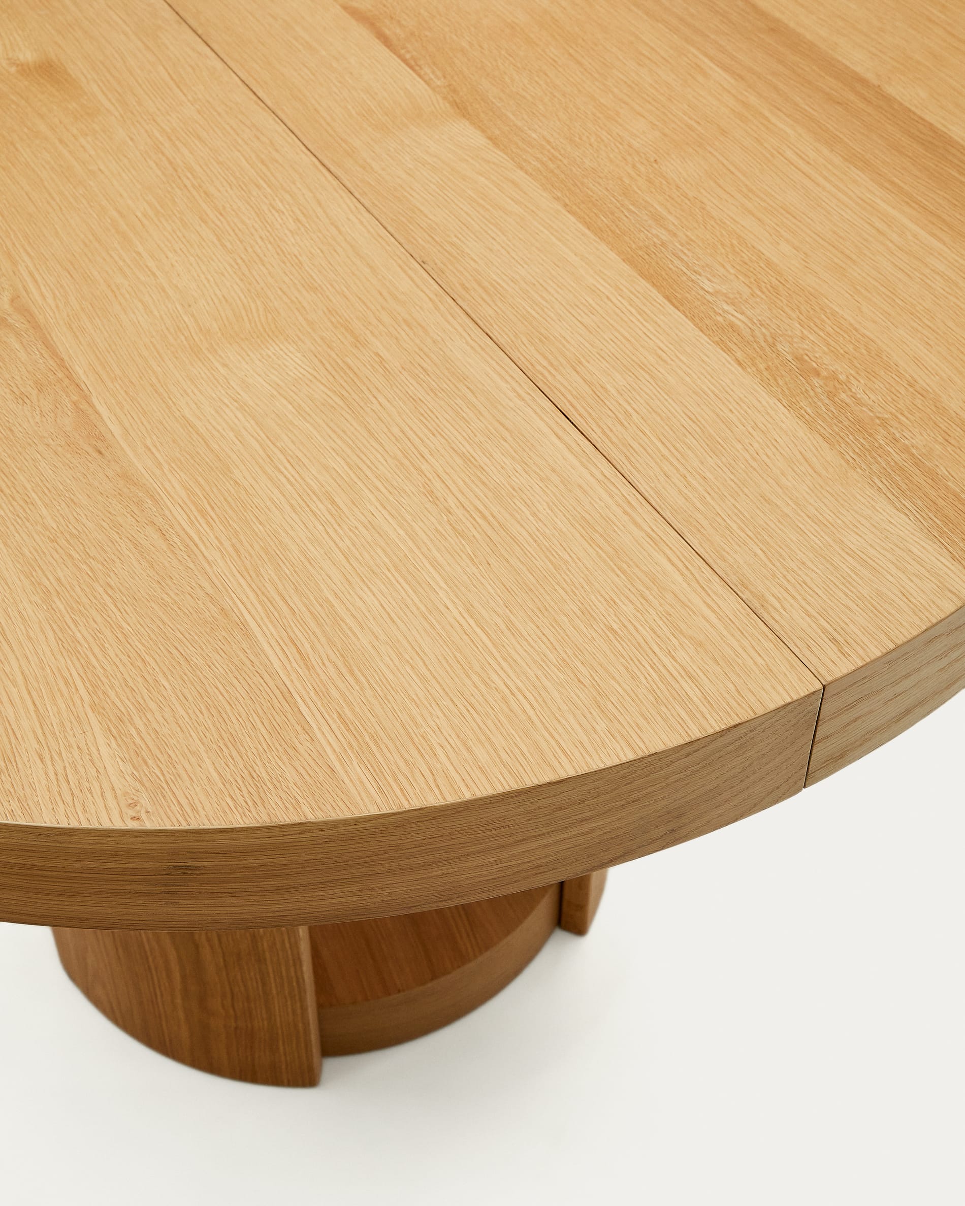 Runder Artis Ausziehtisch von Kave Home: Massivholz und Eichenfurnier, flexibel von 150 auf 200 cm, ideal für stilvolle Esszimmer.