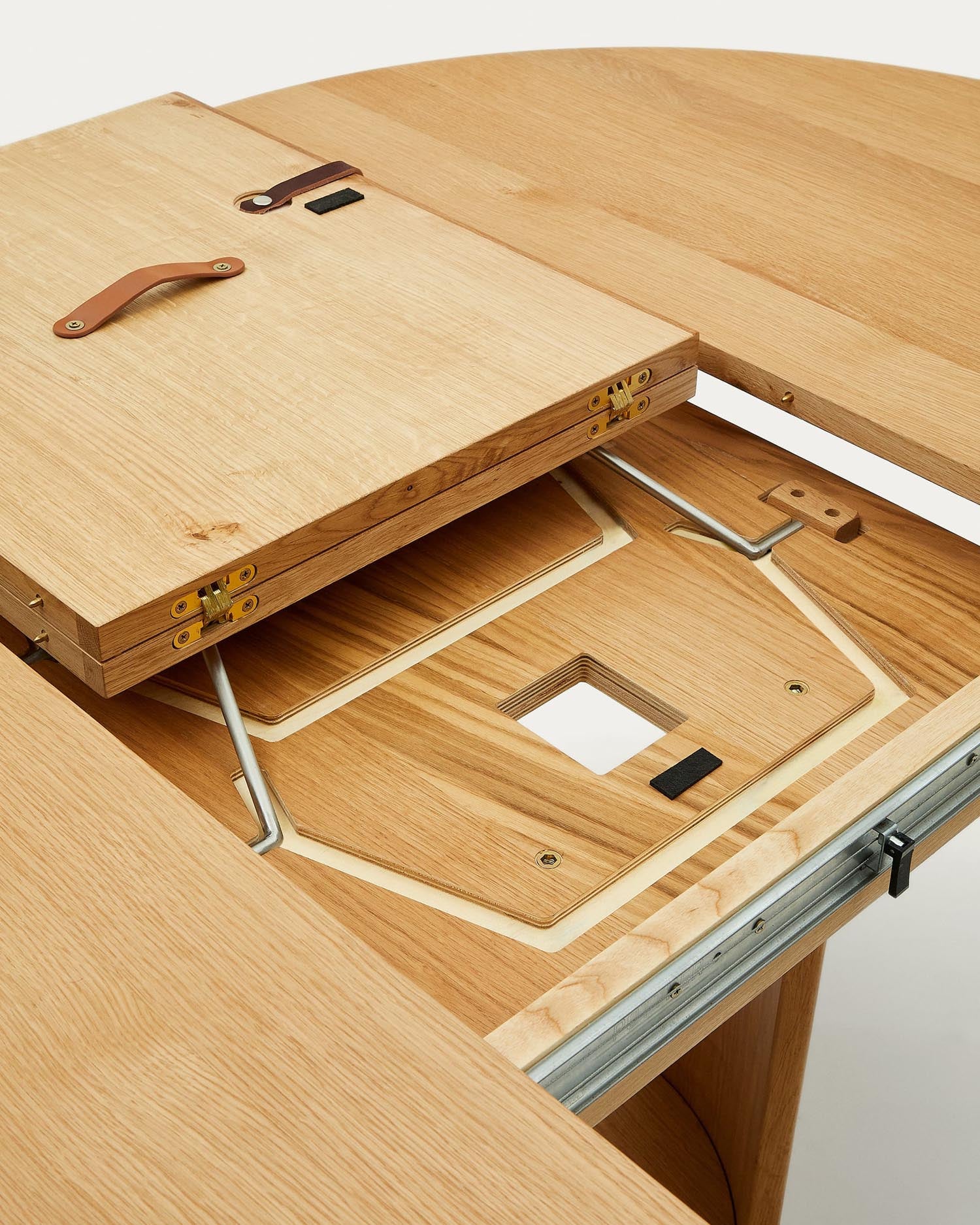 Entdecken Sie den runden Artis Ausziehtisch von Kave Home: Aus FSC-zertifiziertem Massivholz und Eichenfurnier, elegant und erweiterbar von 150 auf 200 cm.