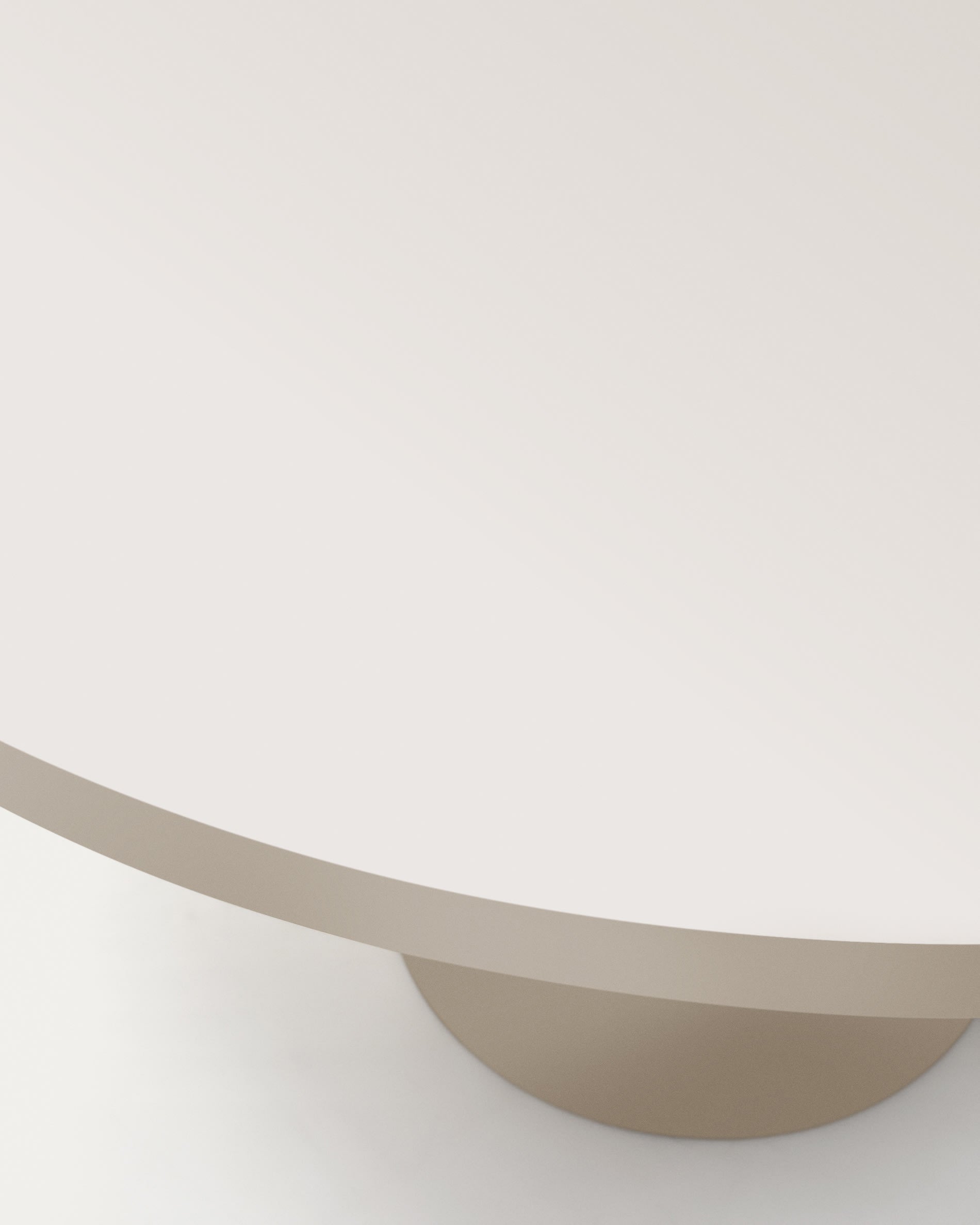 Eleganter runder Esstisch Nealy von Kave Home, Ø 150 cm, aus robustem MDF mit zeitlosem eierschalfarbenem Finish – perfekt für Ihr Zuhause.
