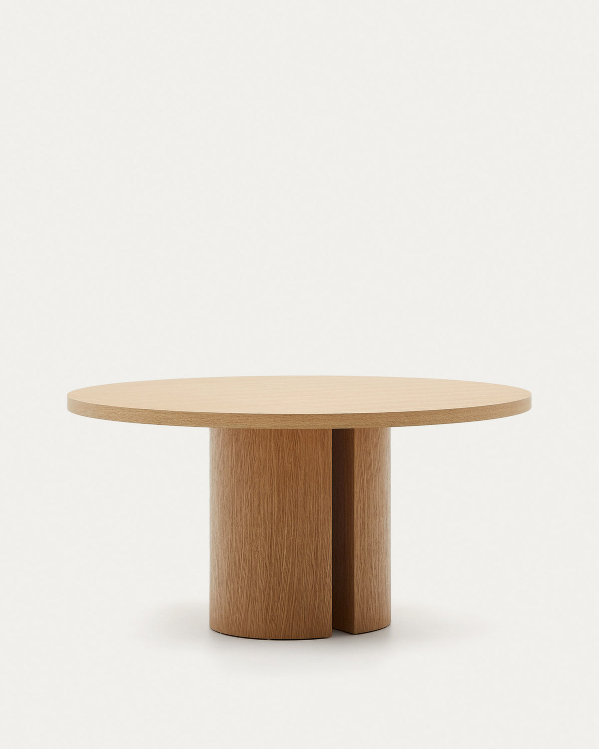 Nealy runder Tisch aus Eichenfurnier mit naturfarbenem Finish Ø 150 cm in Natur präsentiert im Onlineshop von KAQTU Design AG. Esstisch ist von Kave Home
