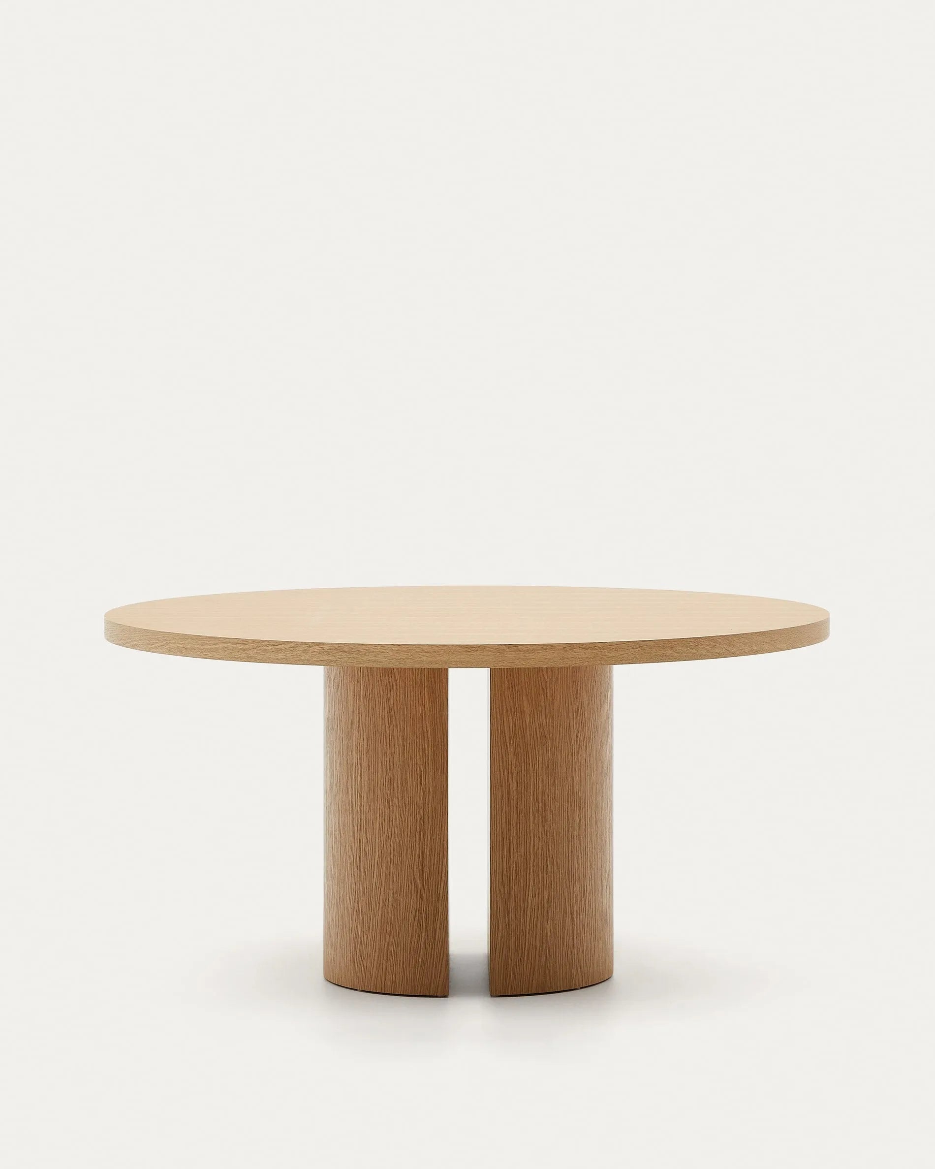 Runder Tisch aus Eichenfurnier, Ø 150 cm, naturfarben, ideal für moderne Wohnräume und ein elegantes, zeitloses Design.