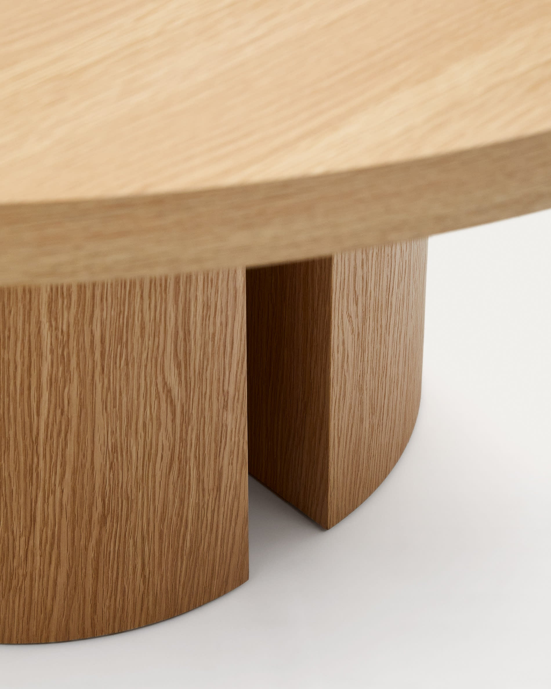 Moderner runder Tisch aus Eichenfurnier, Ø 150 cm, mit warmem Naturfinish. Perfekt für gesellige Runden und stilvolle Esszimmer.
