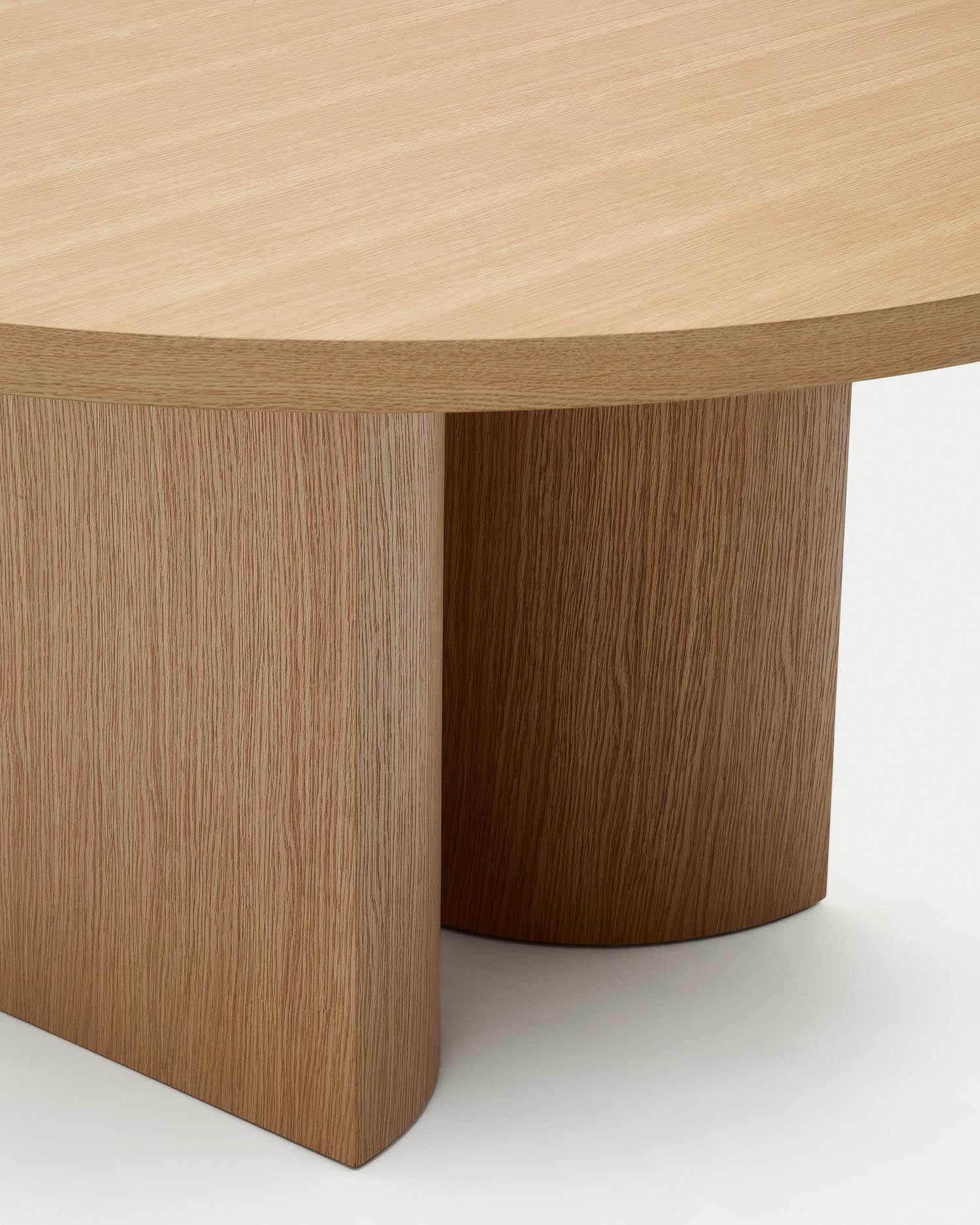 Moderner runder Tisch aus Eichenfurnier, Ø 150 cm, mit warmem Naturfinish. Perfekt für gesellige Runden und stilvolle Einrichtung.