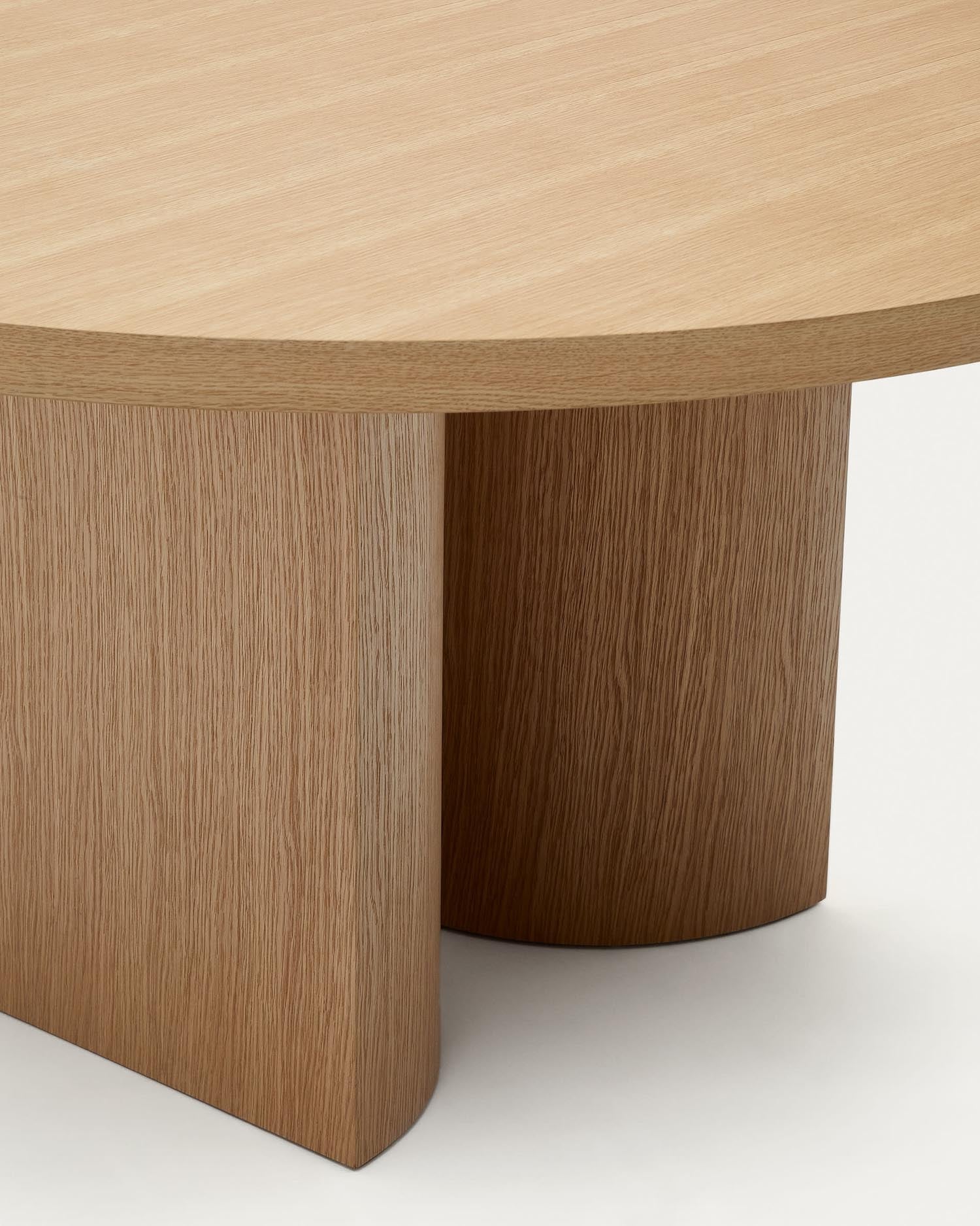 Eleganter runder Tisch aus Eichenfurnier, Ø 150 cm, naturfarben, perfekt für stilvolle und moderne Esszimmer.