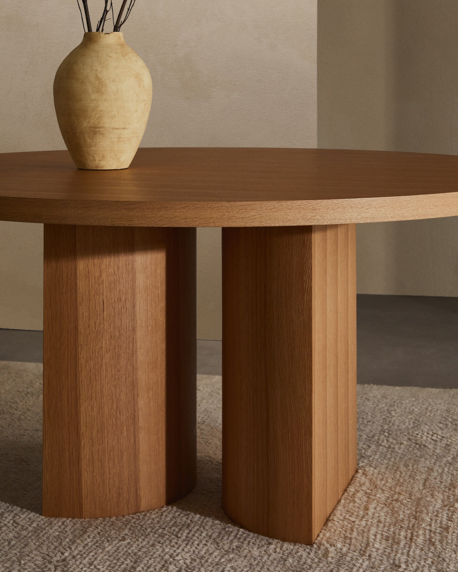 Runder Esstisch aus Eichenfurnier, Ø 150 cm, naturfarben, ideal für moderne Wohnräume und stilvolle Einrichtung.