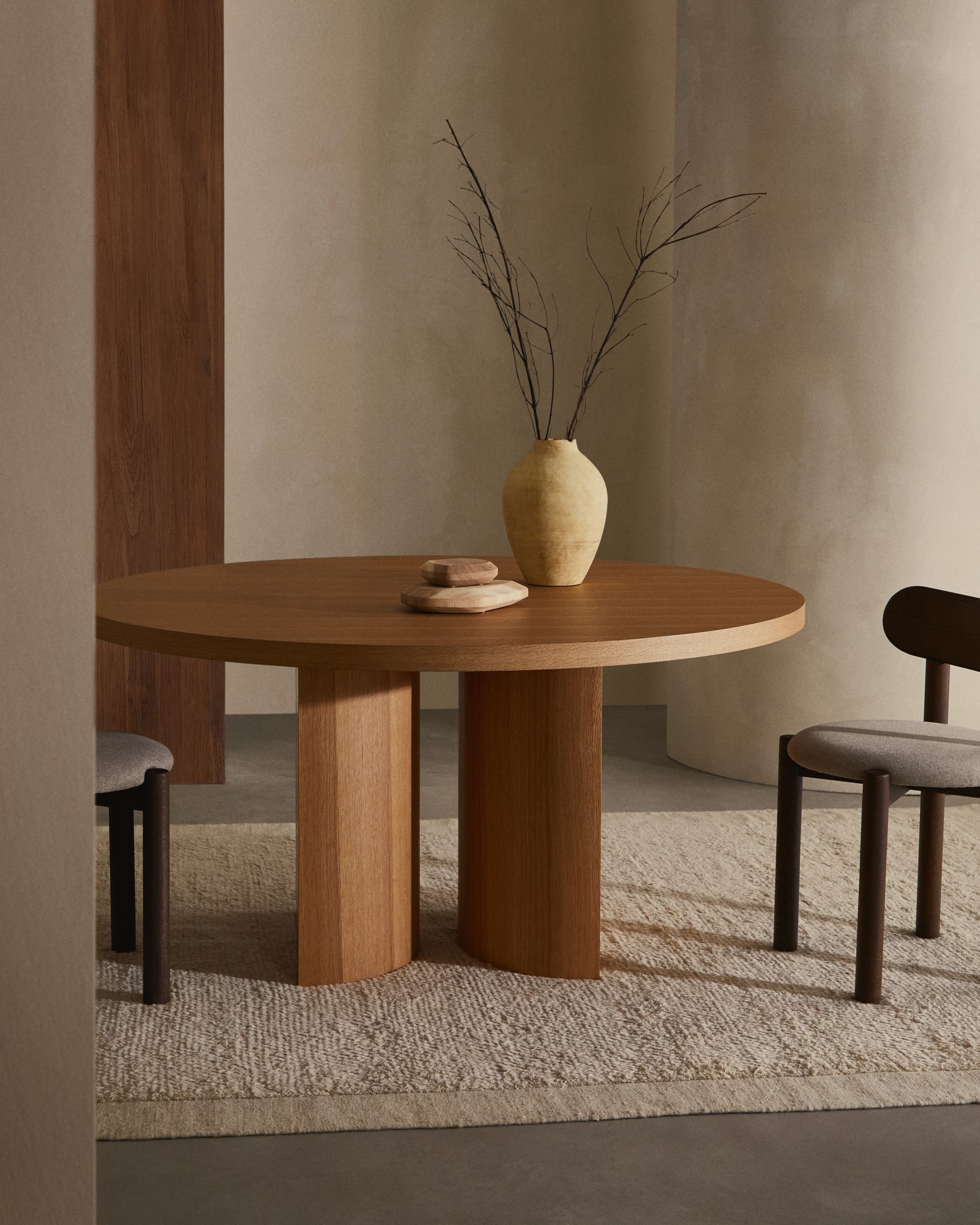 Eleganter runder Tisch aus Eichenfurnier, Ø 150 cm, naturfarben, perfekt für zeitgemäße Wohnräume und stilvolles Ambiente.