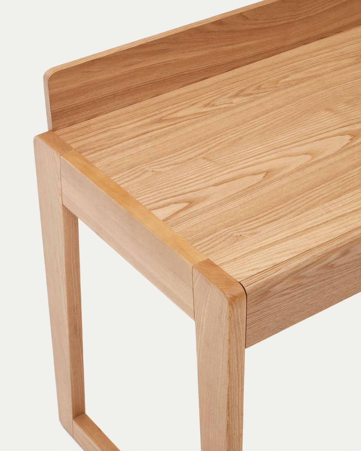 Arandu Tisch aus Eschenfurnier und massiver Esche 120 x 60 cm in Natur präsentiert im Onlineshop von KAQTU Design AG. Schreibtisch ist von Kave Home