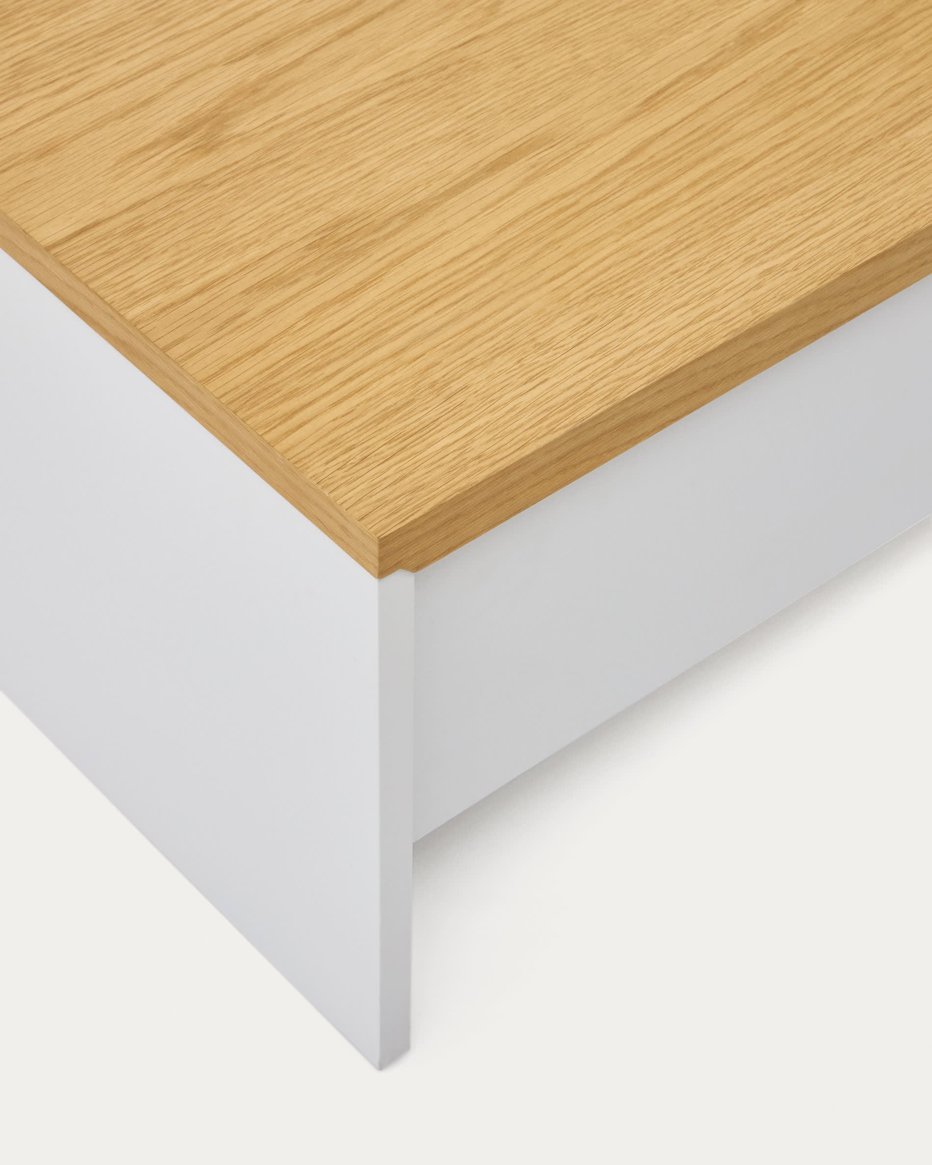 Moderner Couchtisch aus Eichenfurnier, höhenverstellbar und weiß lackiert, 110 x 60 cm, ideal für stilvolle Wohnräume und nachhaltige Einrichtung.
