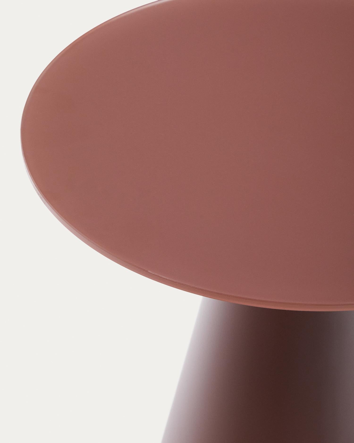 Erleben Sie den Wilshire Beistelltisch von Kave Home: Hochwertiges Milchglas und matt lackierter Stahl in Terracotta vereinen sich zu einem modernen Wohnaccessoire.