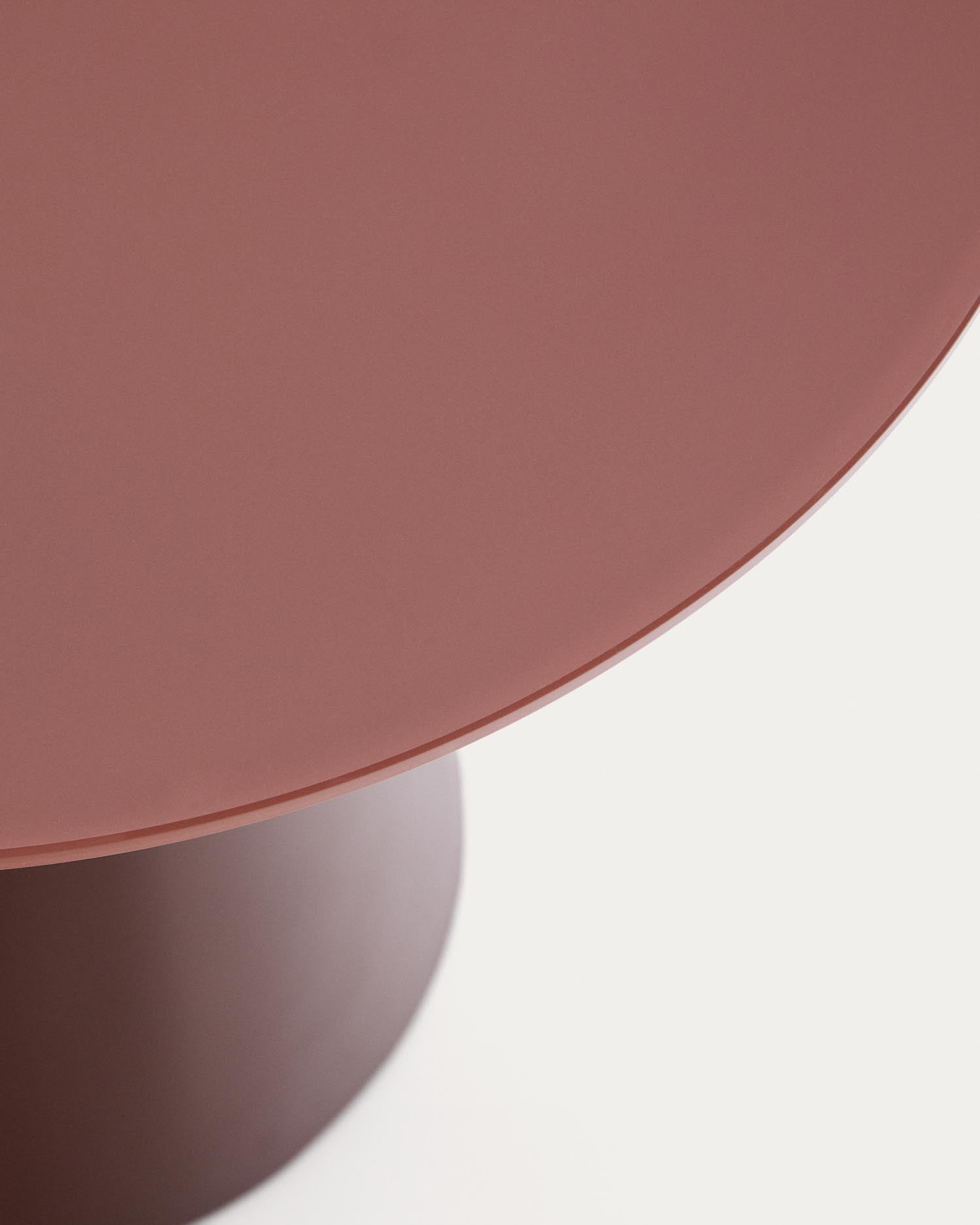 Entdecken Sie den Wilshire Beistelltisch von Kave Home: Elegantes Design aus gehärtetem Milchglas und robustem, terracottafarbenem Stahl für jeden Raum.