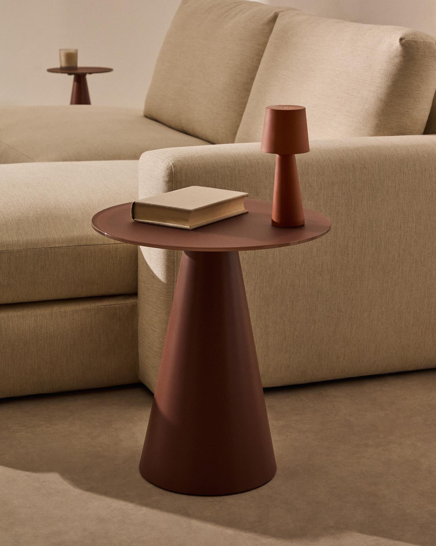 Entdecken Sie den eleganten Wilshire Beistelltisch aus gehärtetem Milchglas und robustem, matt terracottafarbenem Stahl. Ideal für jeden Wohnraum!