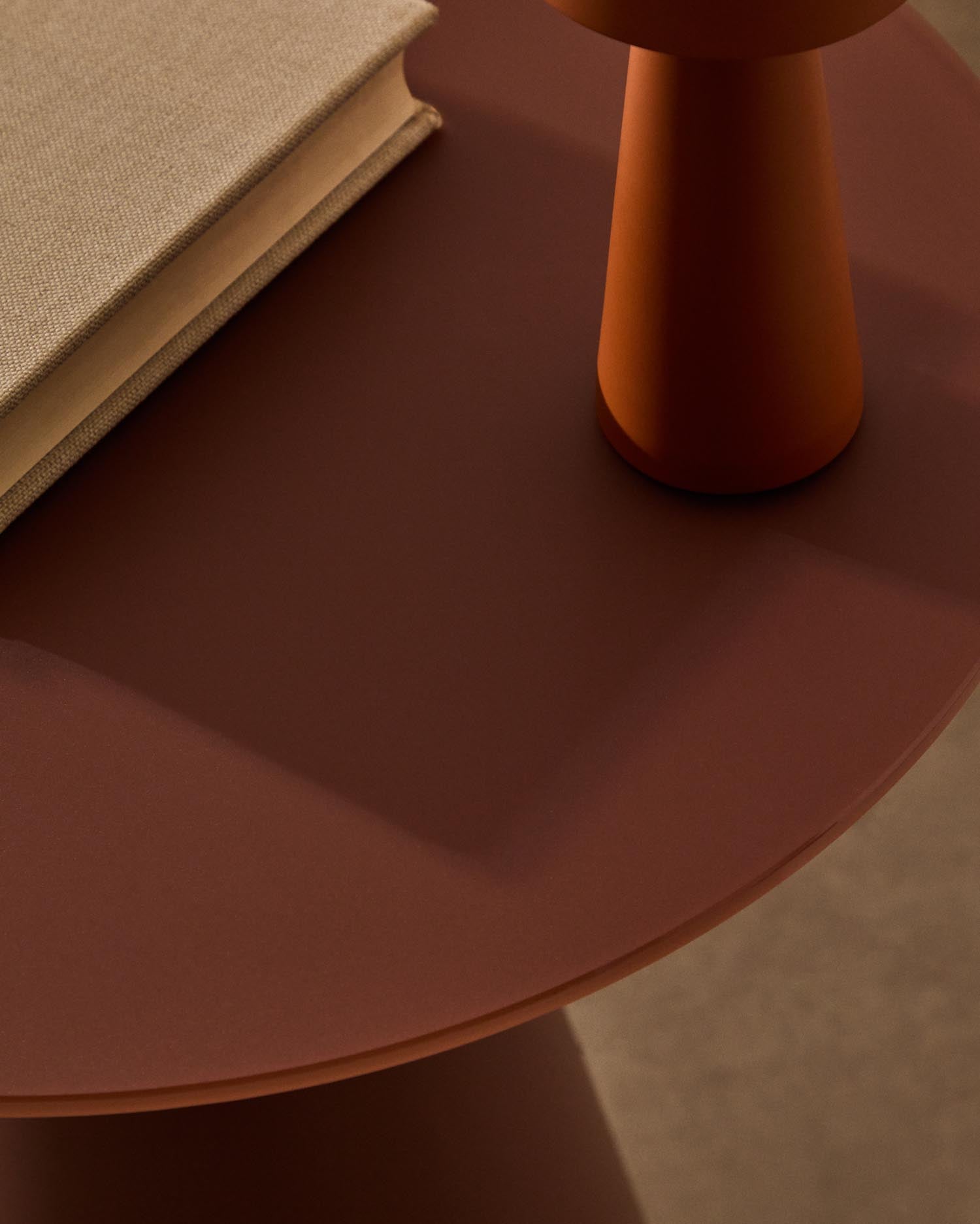 Erleben Sie den stilvollen Wilshire Beistelltisch, gefertigt aus gehärtetem Milchglas und pulverbeschichtetem Stahl in elegantem Terracotta. Perfekt für Ihr Zuhause!