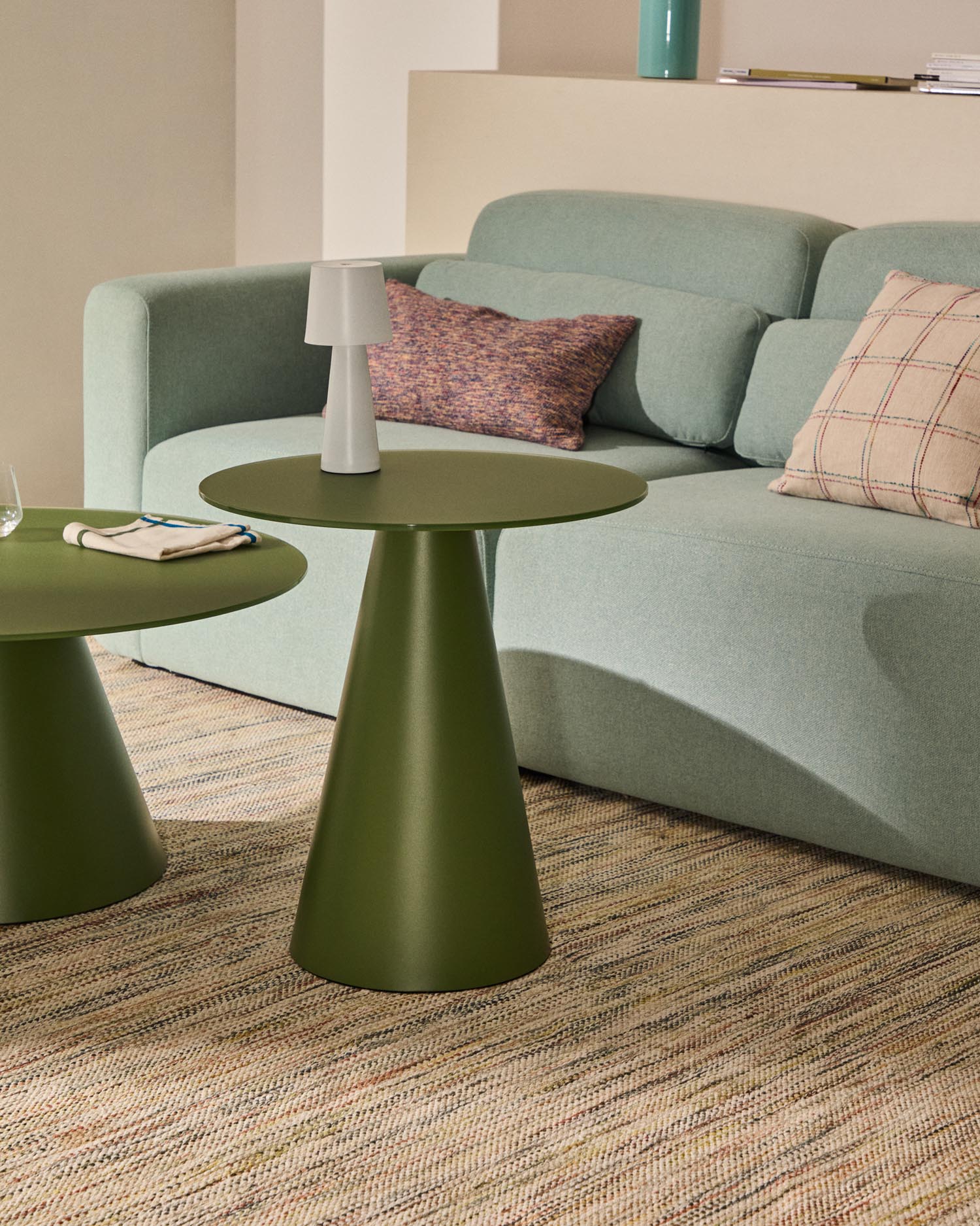 Entdecken Sie den stilvollen Wilshire Beistelltisch aus gehärtetem Milchglas und grünem Stahl. Perfekt für jedes moderne Zuhause!