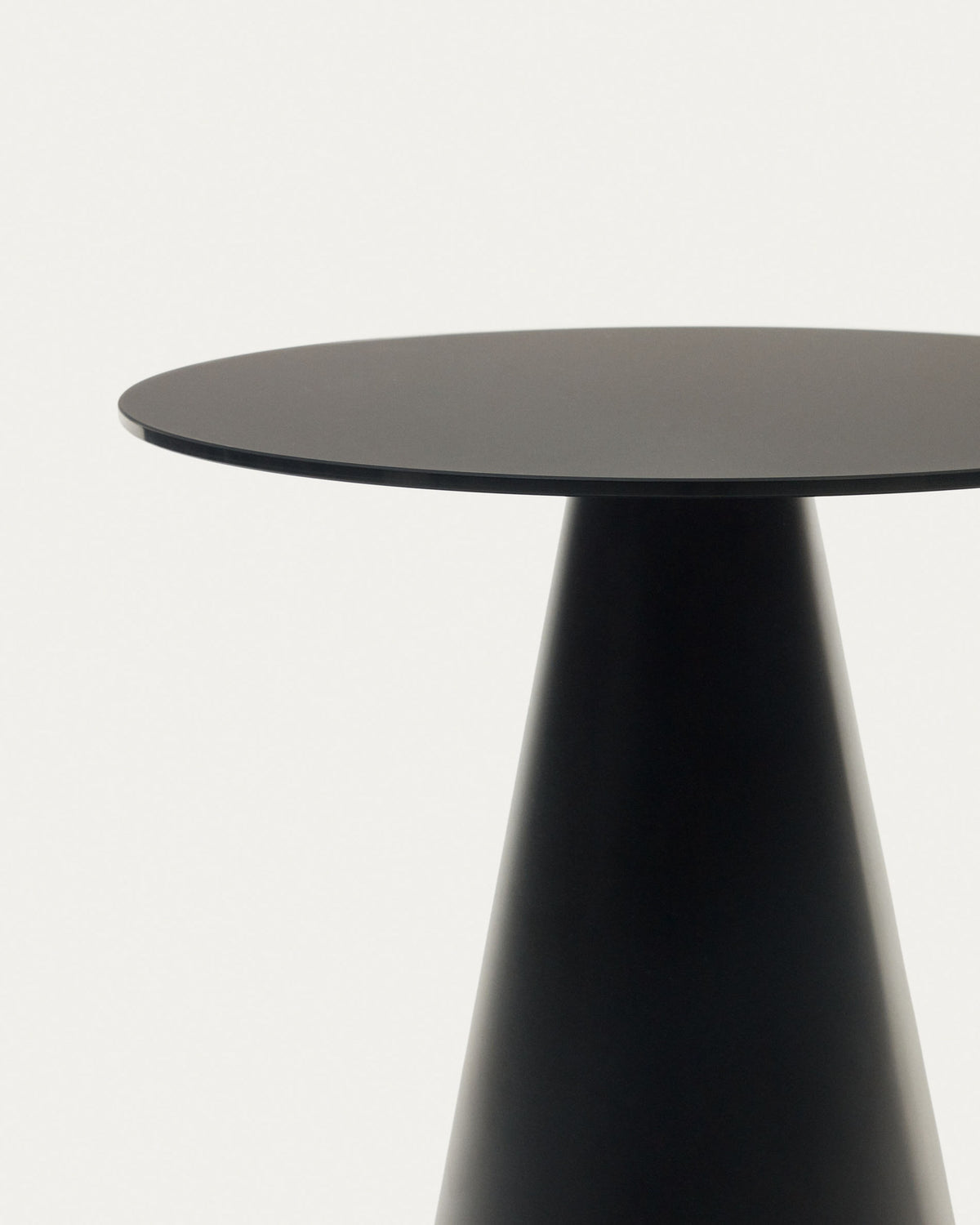 Wilshire Beistelltisch aus gehärtetem Milchglas und Metall mit Finish in Schwarz Ø 50 cm in Schwarz präsentiert im Onlineshop von KAQTU Design AG. Beistelltisch ist von Kave Home