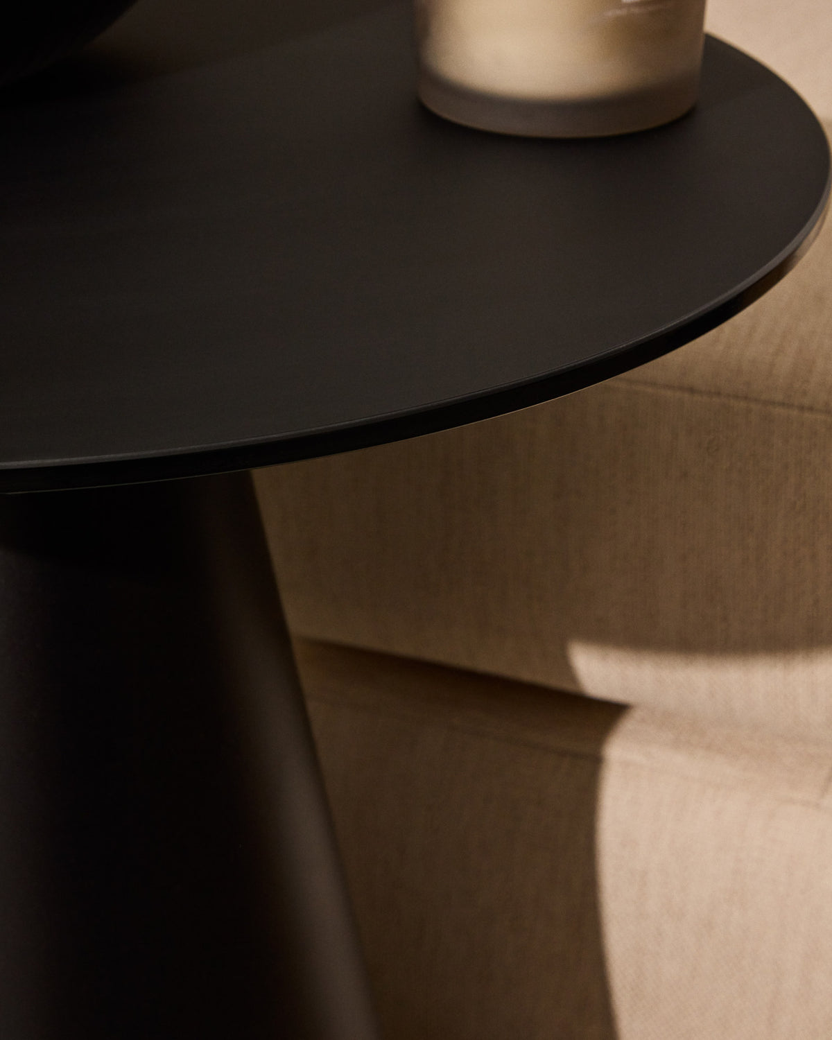 Wilshire Beistelltisch aus gehärtetem Milchglas und Metall mit Finish in Schwarz Ø 50 cm in Schwarz präsentiert im Onlineshop von KAQTU Design AG. Beistelltisch ist von Kave Home