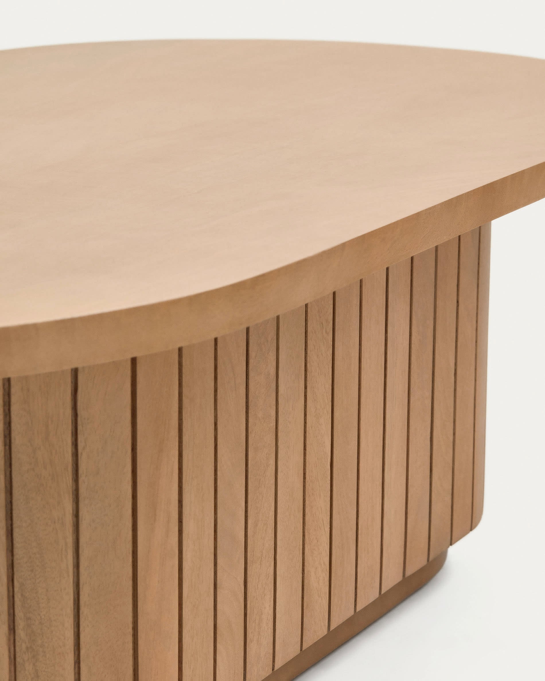 Stilvoller Licia Couchtisch aus robustem Mangoholz, 120 x 60 cm. Perfekt für moderne Wohnzimmer, vereint Funktionalität und natürliche Eleganz.
