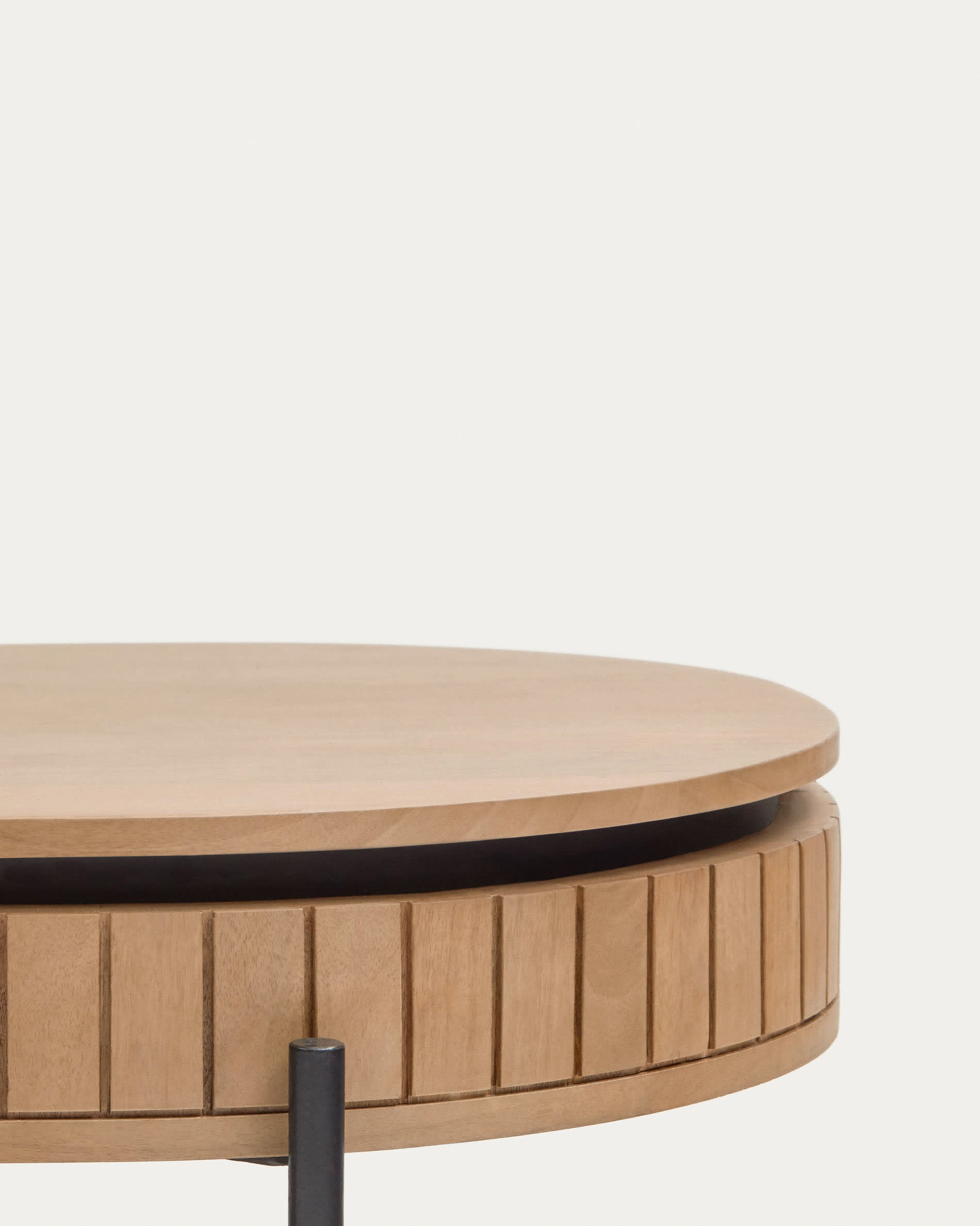 Moderner Couchtisch aus robustem Mangoholz mit elegantem Metallrahmen, 1 praktische Schublade, 130 x 65 cm, ideal für stilvolle Wohnräume.