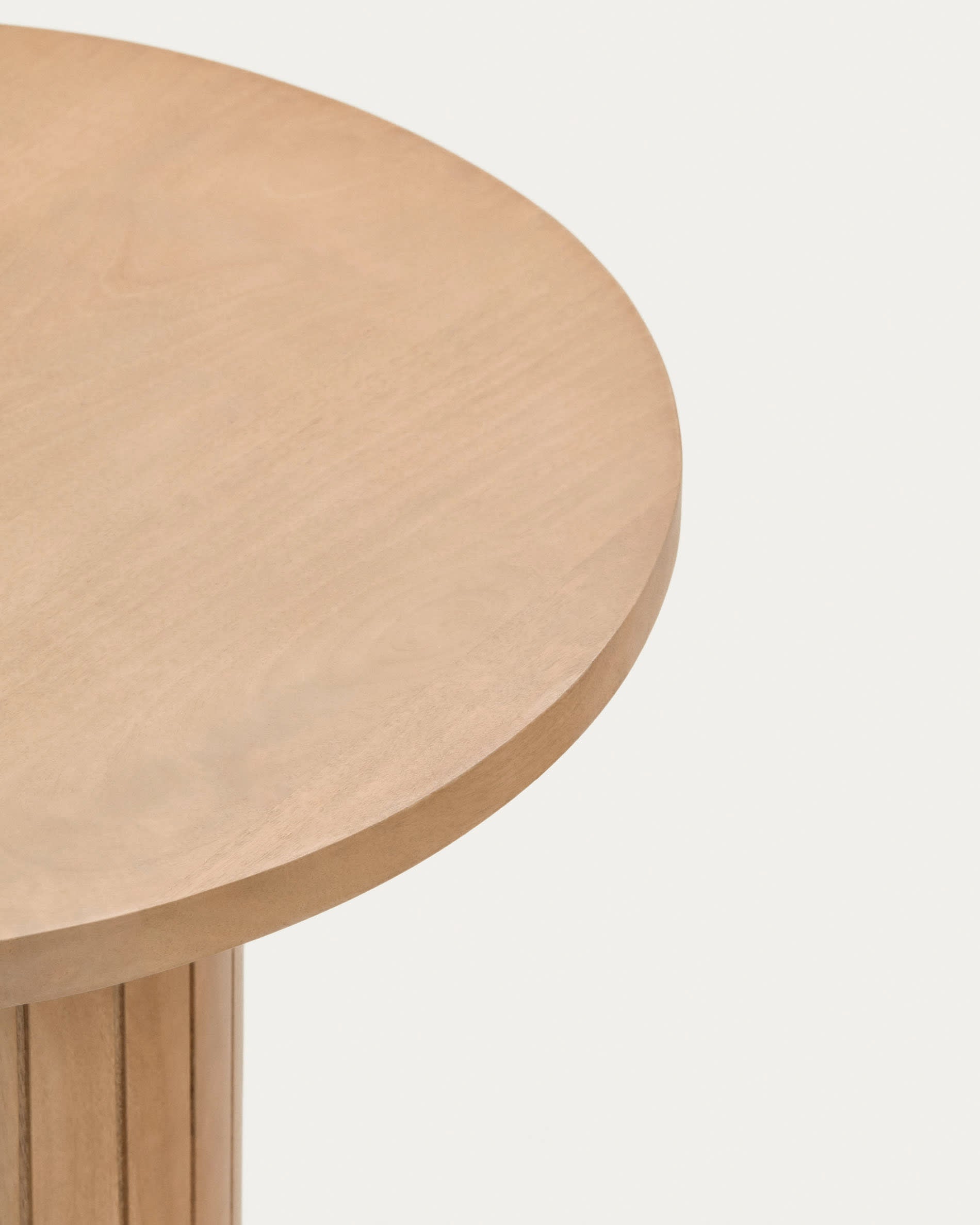 Der Licia Beistelltisch aus massivem Mangoholz bietet mit seinem harmonischen Design und der robusten Bauweise eine stilvolle Ergänzung für jedes Zuhause.