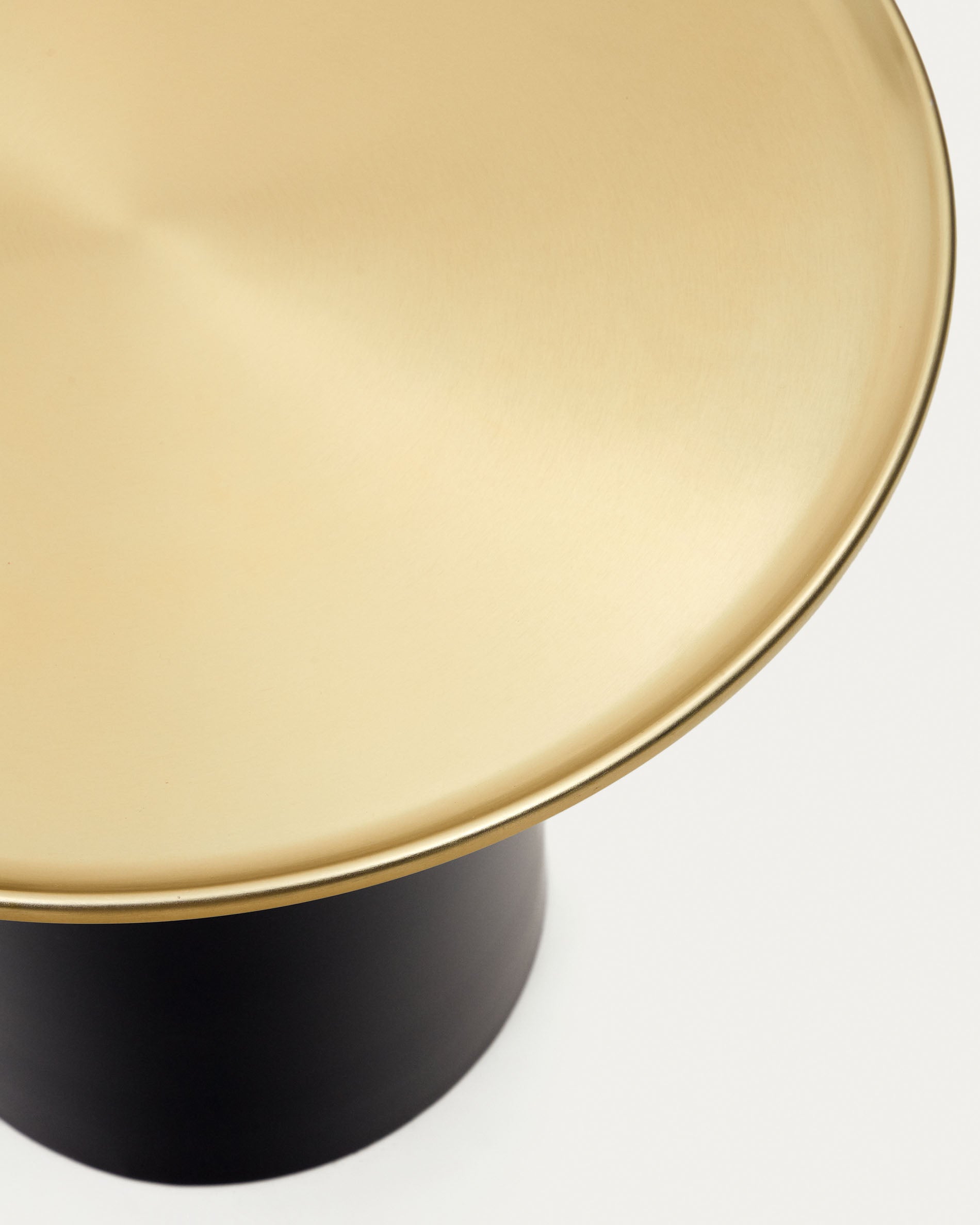 Stilvoller Liuva Beistelltisch aus goldfarbenem Metall mit mattschwarzem Finish, Ø 52 cm. Perfekt für jeden Raum, elegant und vielseitig.