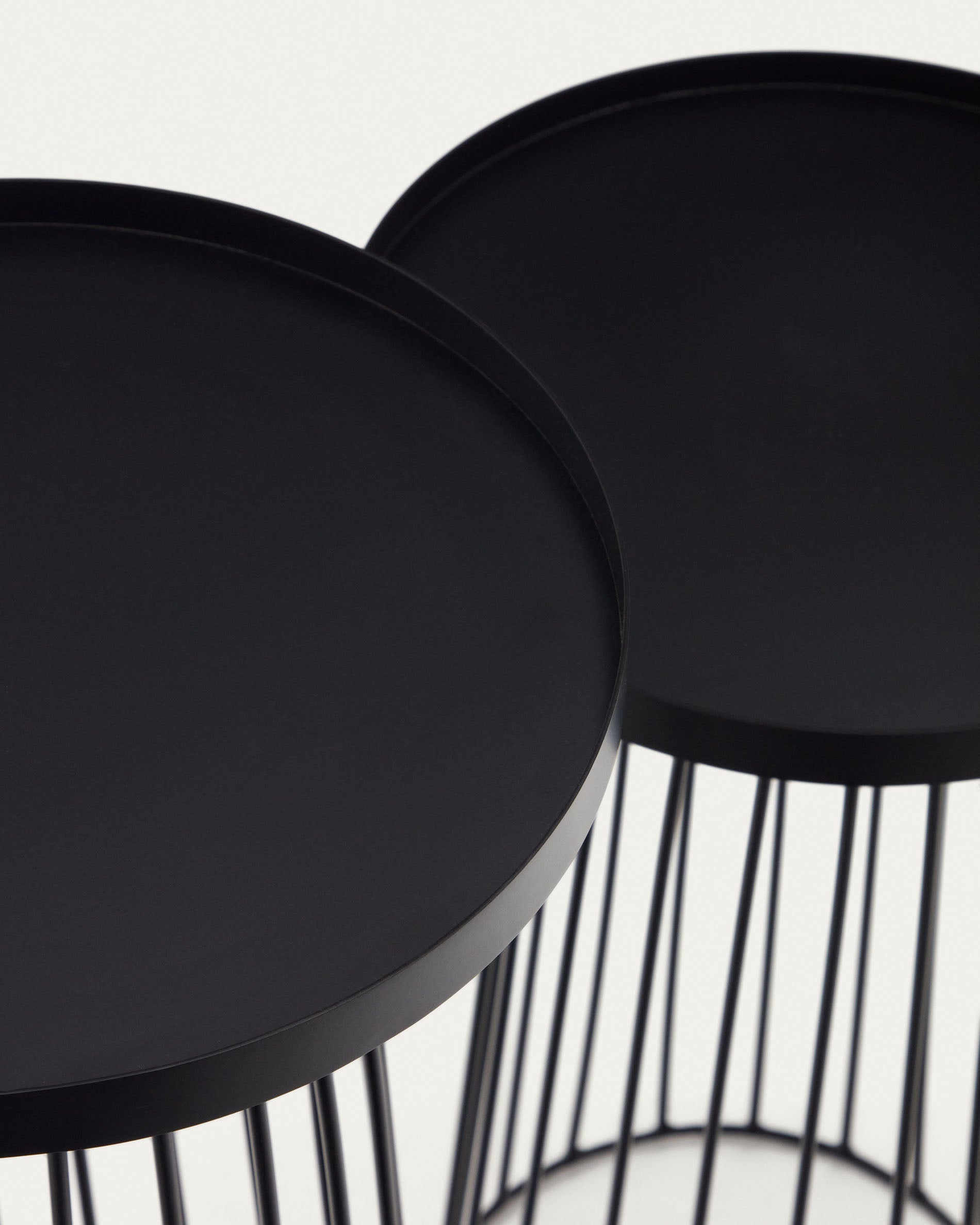 Elegantes Dilva Set: 2 Beistelltische aus hochwertigem Metall in mattschwarz, Ø 36 cm. Perfekt für stilvolle Akzente und vielseitige Nutzung.