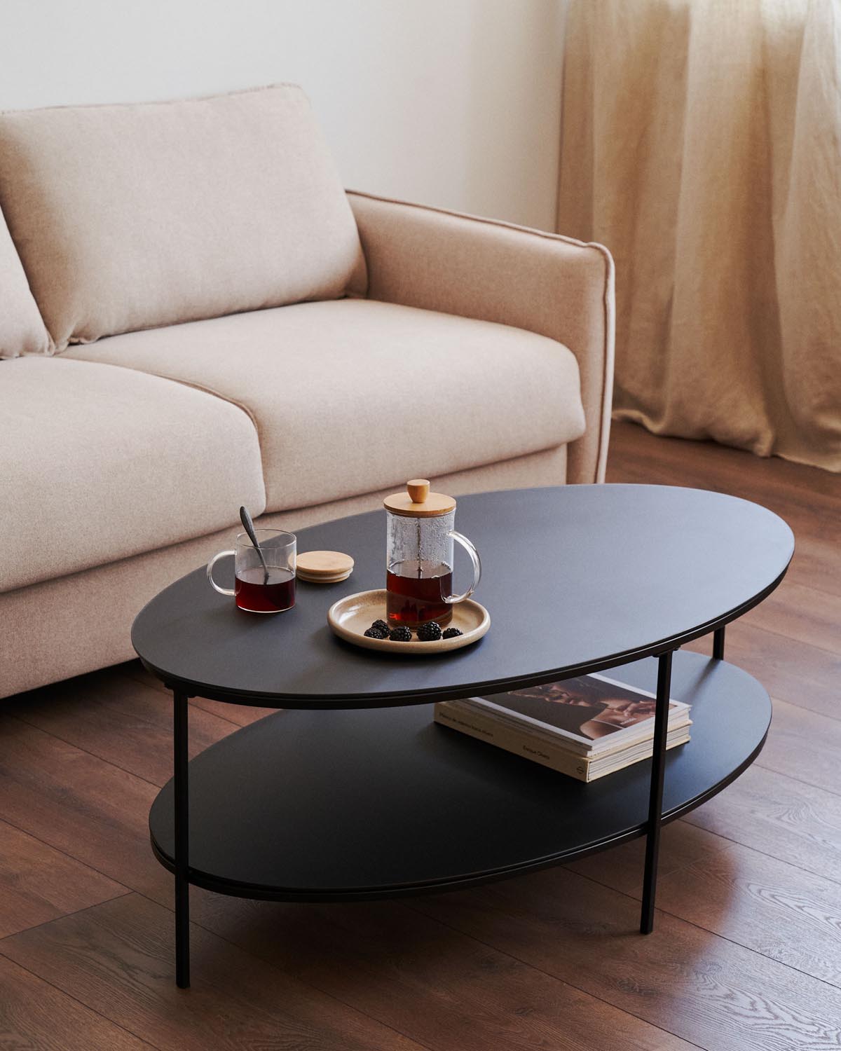 Fideia Couchtisch aus getempertem Glas und Metall mit Finish in Mattschwarz Ø 110 x 65 cm in Schwarz präsentiert im Onlineshop von KAQTU Design AG. Beistelltisch ist von Kave Home